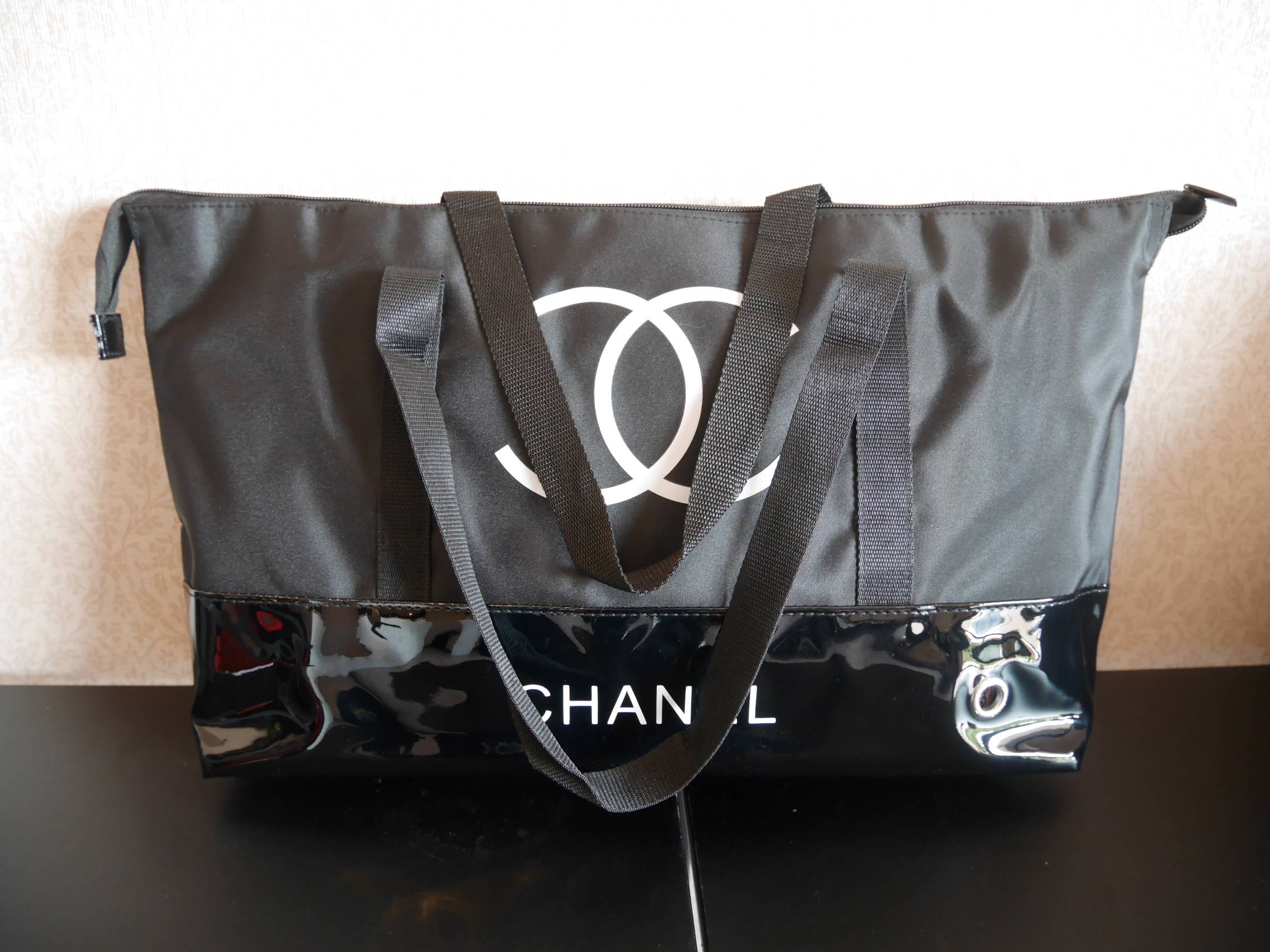 New! กระเป๋าใบใหญ่ทรง Tote จากแบรนด์ Chanel VIP gift Bag ของแท้ 100% ทำจากผ้าหนา Polyester ฐานล่างกระเป๋าทำจากหนังแก้วผิวมันเงา สวยหรู สกรีนโลโก้ชาแนลหน้าหลัง หัวซิปปั้มโลโก้ ด้านในเป็นช่องกว้าง และมีอีกหนึ่งช่องเก็บของ รุ่นนี้สะพายไหล่ สวยมาก น้ำหนักเบา