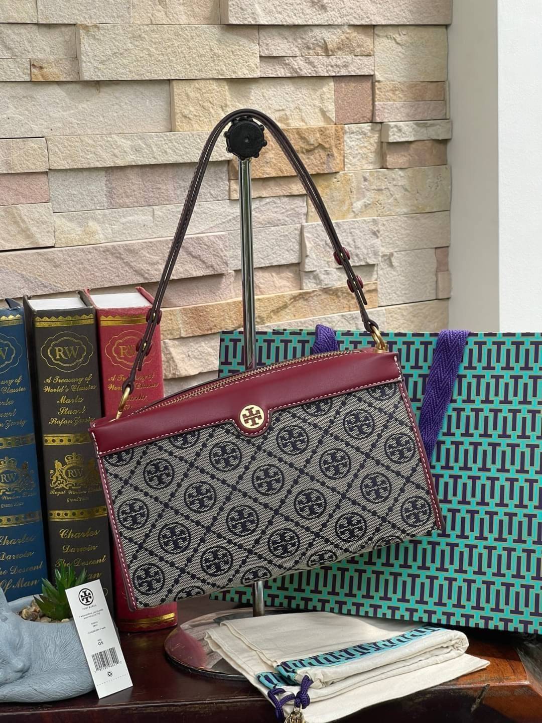Tory burch t monogram jacquard mini pouchette ปังไม่หยุดกับลวดลาย T Monogram ที่มารังสรรค์ลงบนไอเท็มต่างๆ ในคอลเล็กชั่นต่างๆ สำหรับในรุ่นนี้มาในทรง mini pouchette ที่ได้ดีไซน์น่ารักๆแบบลุคช์ไฮโซ ที่สามารถปรับสายสั้นยาวได้ด้วยกระดุมสแน็ป ต่างออกไปกับคอลเลค