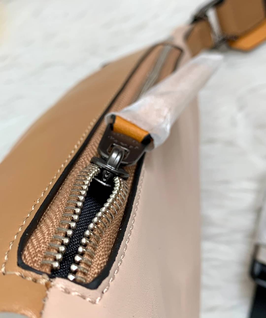 OUTTLET 】Rivington Belt Bag In Colorblock With Coach Patch (F959) Silver รุ่นที่ถามกันมาเยอะเลยคะ! สวยงามใช้ได้ทั้งชาย//หญิงเลยจร้า 🌈 Coach Belt Bag ใบใหญ่คะ! กระเป๋าคาดอกด้านหน้า//คาดไปทางด้านหลัง//หรือคาดเอวได้ ตามแต่ความถนัดได้เลยนะคะ หนังแท้ น