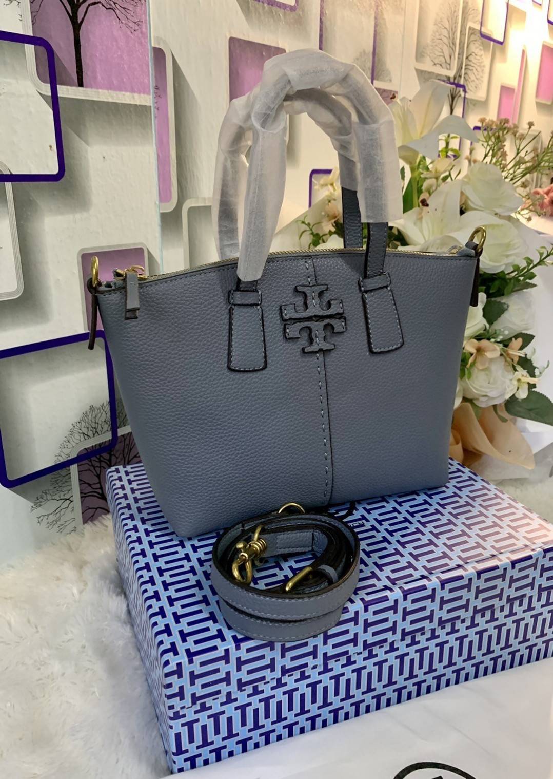 Tory Burch McGraw Mini Top Zip Satchel กระเป๋าสะพายทรงสวย ขนาดกำลังดี หูจับถนัดมือ วัสดุหนังแกะสังเคราะห์หนังสวยเงาขึ้นรูป ประดับโลโก้แบรนด์ด้วยหนังที่ด้านหน้า จะสะพายข้างหรือcrossbody ได้หมด แมทกับชุดได้ง่าย น้ำหนักเบาค่ะ มาพร้อมสายสะพายยาวปรับระดับได้ ถ