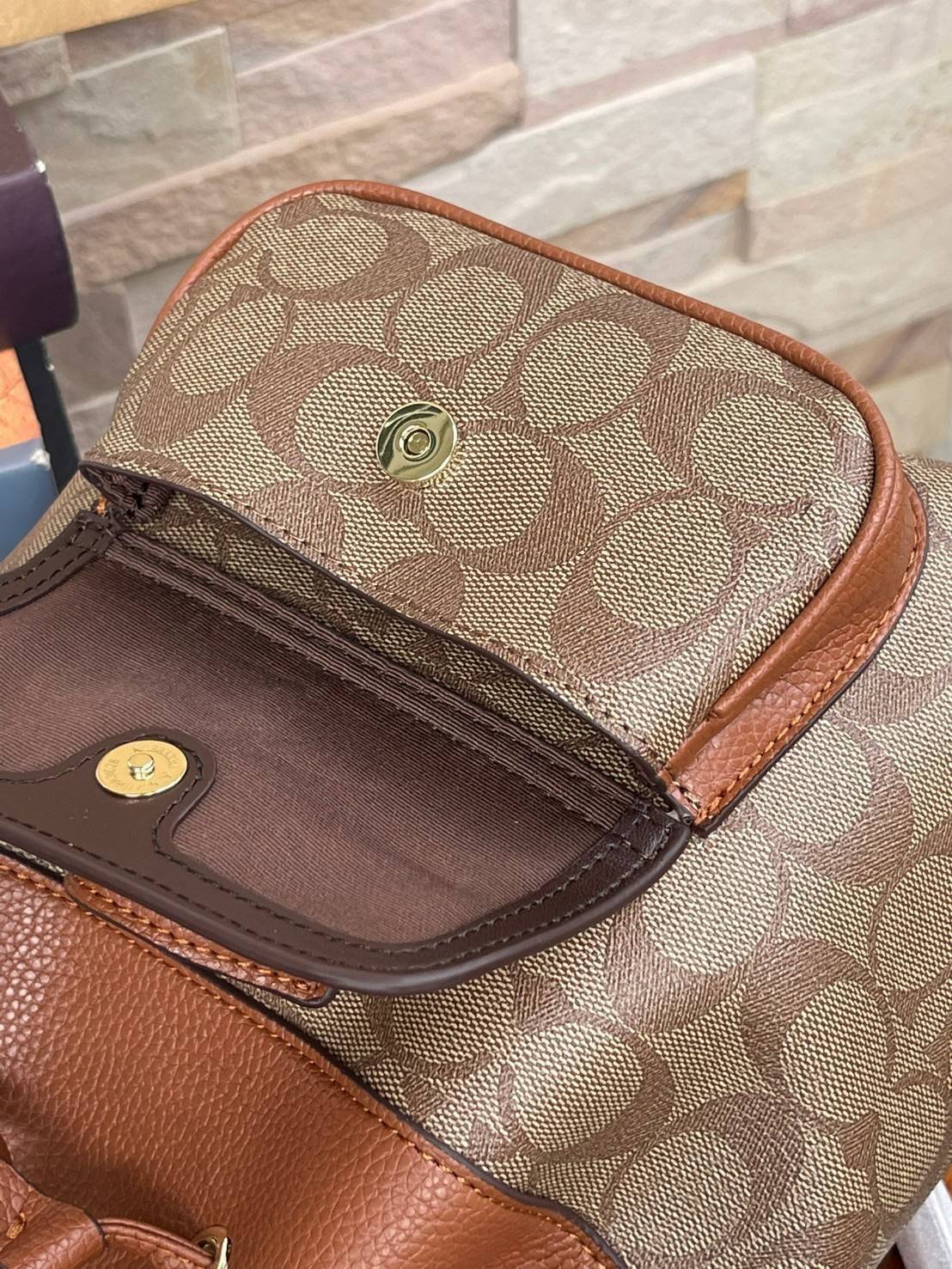 COACH PENNIE BACKPACK 22 IN SIGNATURE CANVAS(C4120) เป็นกระเป๋าอีกประเภทหนึ่งที่ Coach ผลิตและออกแบบได้อย่างมีเอกลักษณ์ สาว ๆ คนไหนที่ชอบพกของเยอะและต้องการกระเป๋าที่ให้ความคล่องตัว ทะมัดทะแมง ต้องเป็นกระเป๋าเป้แบบนี้เลยค่ะ แม้จะให้ลุคที่ทะมัดทะแมง แต่ก็ม