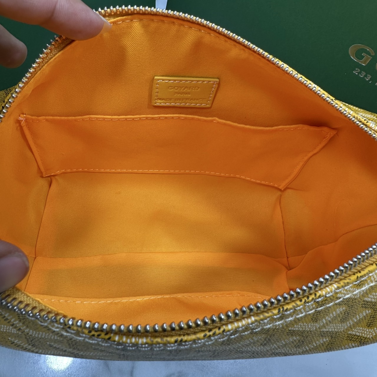 ORI หนังแท้ | Goyard Bowling 25 Toiletry Bag / Goyard Pouch กระเป๋าทรงพอช พร้อมสายถือจับถนัดมือใช้งานง่ายกะทัดรัด ตอบโจทย์ความเรียบง่ายแต่คลาสสิก ใช้ได้ทั้งชายหญิง หรูหรา ติดแกรมที่สุด เป็นรุ่นตามหา ที่ตอนนี้มีพร้อมส่งแล้วค่า