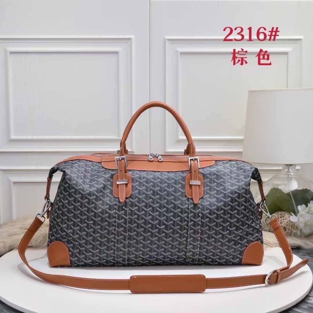Goyard Boeing Travel 55 Duffle Bag กระเป๋าเดินทางใบใหญ่ ดีไซน์สวยคลาสสิกเป็นเอกลักษณ์ ไอเท็มที่จะทำให้การเดินทางไม่ธรรมดาอีกต่อไป ด้วยดีเทลความเป็นเอกลักษณ์ เรียบแต่หรู ภายในจุของได้เยอะมาก ใหญ่จริง!! ใบนี้คุ้มค่าราคามากๆ