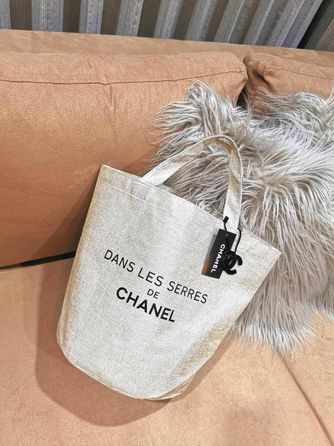 มาแล้วค่ะ! Chanel GWP New items ที่สาวๆพรีกันมาเยอะ Don't Miss! New Arrivals! Chanel DANS LES SERRES DE CHANEL Nylon Shopping Bag VIP Gift Event GWP พรีเมี่ยมกิ๊ฟรุ่นใหม่ล่าสุดคอลเลคชั่น DANS LES SERRES จาก Chanel Exhibition ใบใหญ่กำลังดีวัสดุ Nylon 