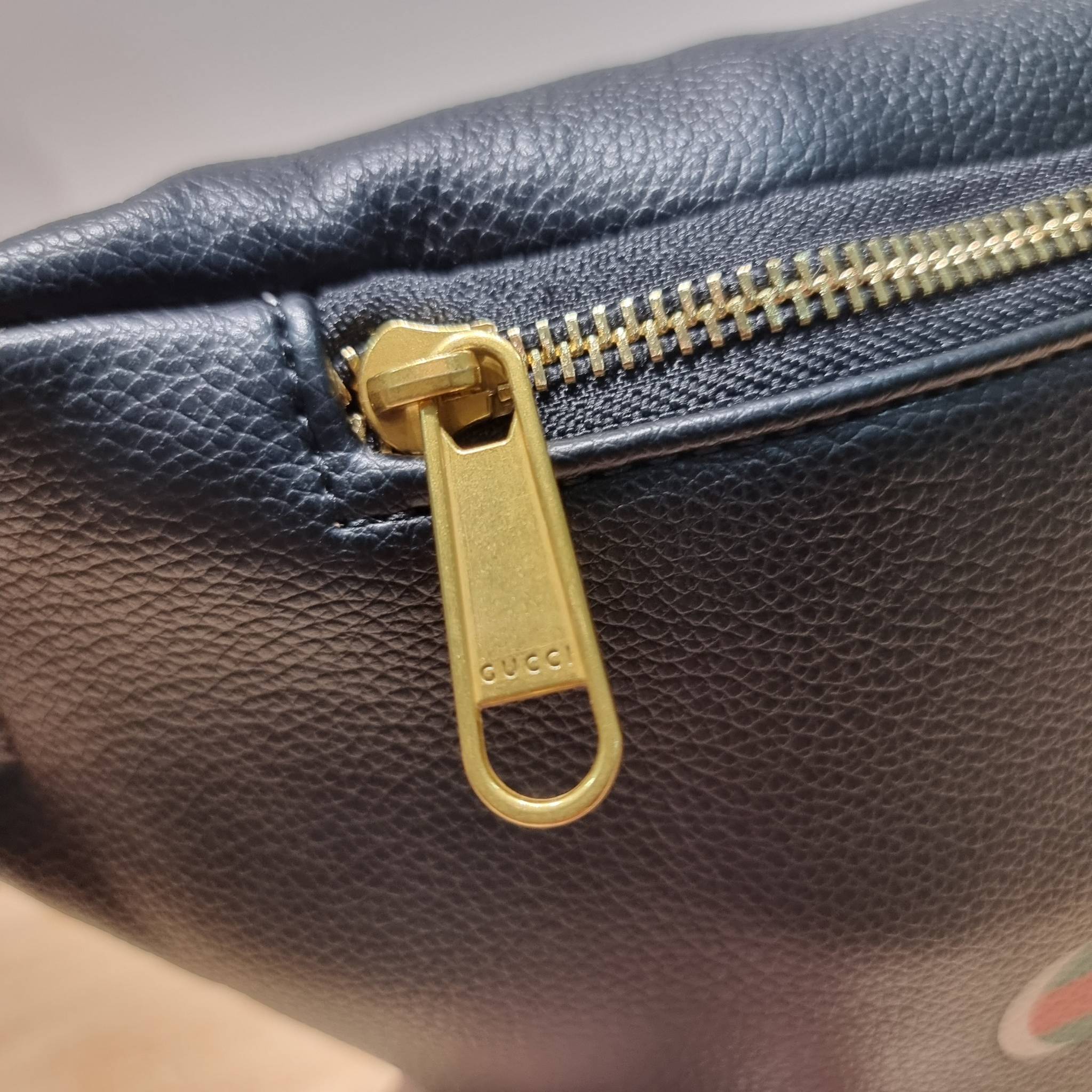 GUCCI Print Logo Belt Bag / GG LEATHER BELT BAG ไอเท็มยอดฮิต ขึ้นแท่น best seller กับกระเป๋าคาดอก ไซส์ใหญ่จุได้คุ้มค่า รูปทรงคลาสสิค พกพาง่าย ดีไซน์ลวดลายเอกลักษณ์ที่เป็นกิมมิค สายสะพายปรับได้ตามชอบ