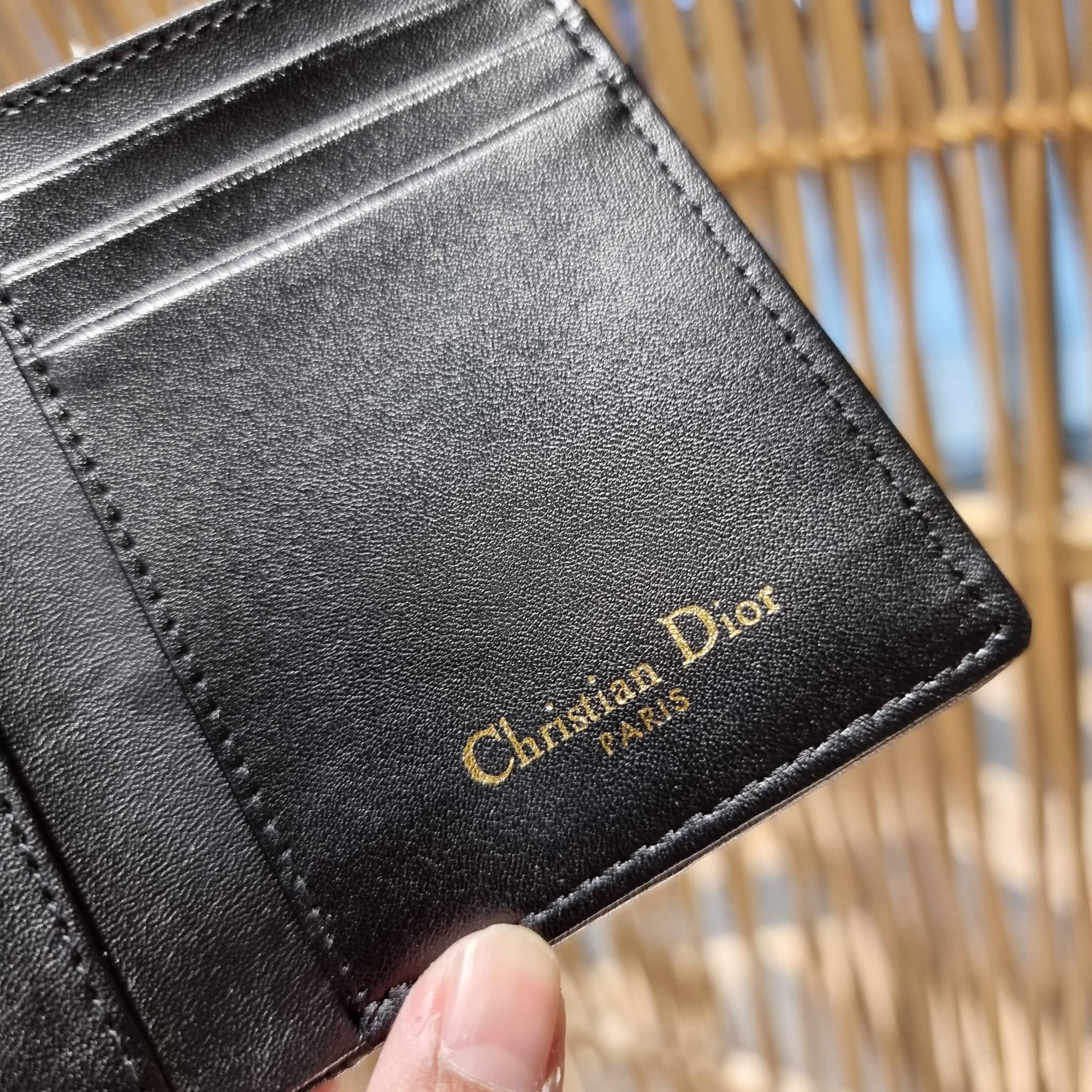 VIP 】CD TRIFOLD WALLET WITH GWP ที่สุดของความคลาสสิค กระเป๋าสตางค์ใบสั้นแบบพับ พรีเมี่ยมกิ๊ฟจากเคาน์เตอร์ วัสดุผ้าแคนวาสปักลาย สลับหนังแท้ภายใน โลโก้สีทองเหลือง สวยวินเทจ โดดเด่นเป็นเอกลักษณ์ ภายในมีช่องใส่บัตร ใส่ธนบัตร ใส่เหรียญได้ คัดมาให้แบบปังๆ ต้องจ