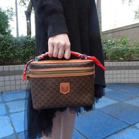 หนังแท้ CELINE VANITY VINTAGE BAG / Celine Macadam Vanity Bag Dark brown กระเป๋าถือ ใส่เครื่องสำอางค์หรือของใช้ต่างๆได้ ภายในโล่งกว้าง ซิปรอบใช้งานง่าย จุของได้เยอะ เกรดออริจินอลงานหนังแท้ทั้งใบ พิมพ์ลายคมชัด ปั้มลายชัดเจน ภาพสินค้าถ่ายจากงานขายจริง ใช้งา