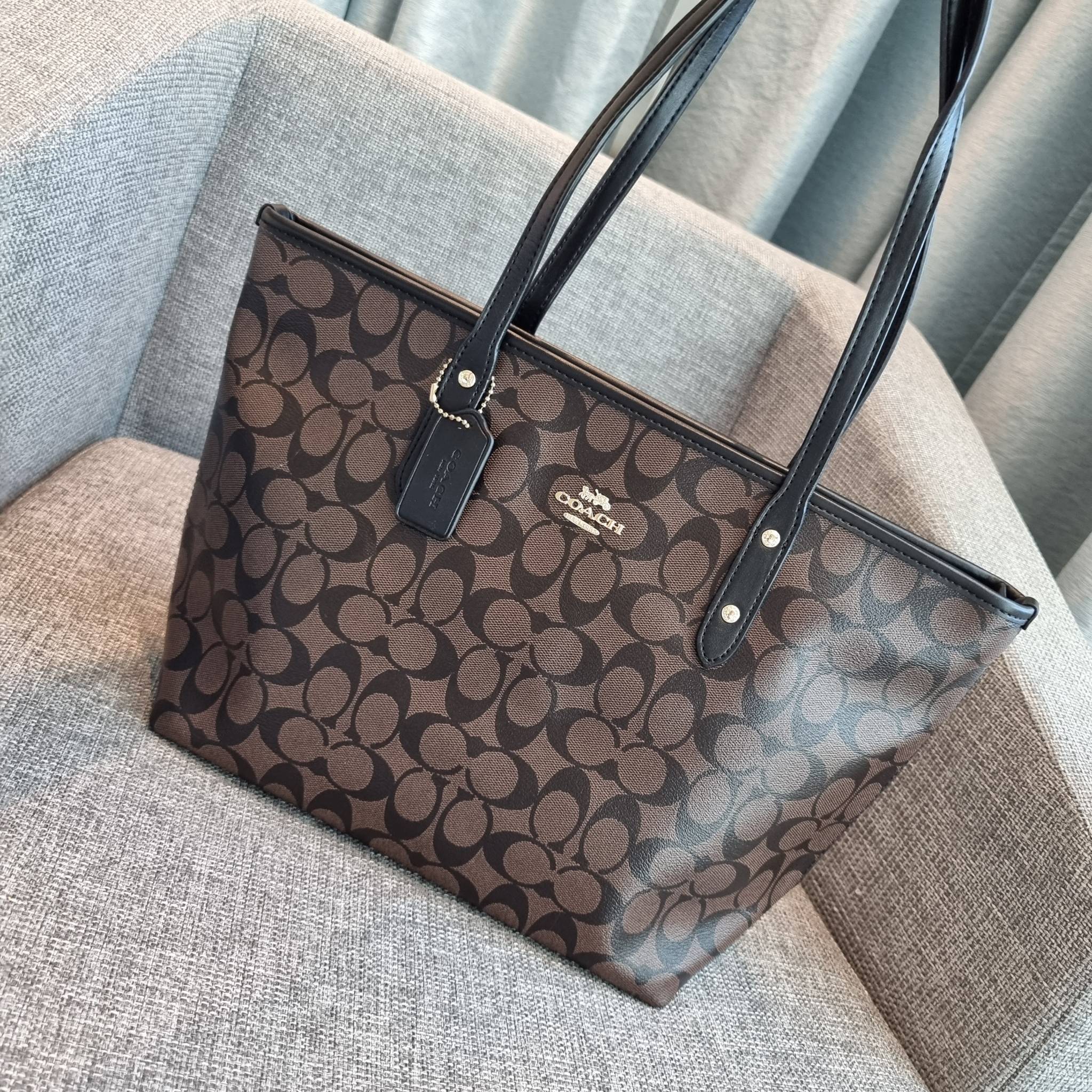 OUTLET 】COACH F58292 CITY ZIP TOTE IN SIGNATURE 16" รุ่นขายดี!! ไซส์ใหญ่ สีสวยมาให้แบบจัดเต็ม!! กระเป๋าถือทรงโท้ทใบใหญ่ สวยน่าใช้ทุกสี สะพายคล้องไหล่ได้เก๋ๆ จุของแน่นๆไปเลยจ้า!! วัสดุหนังแคนวาสคุณภาพ ปากกระเป๋าเปิด-ปิดด้วยซิป กันของหล่นได้ ถือไปไหนก็
