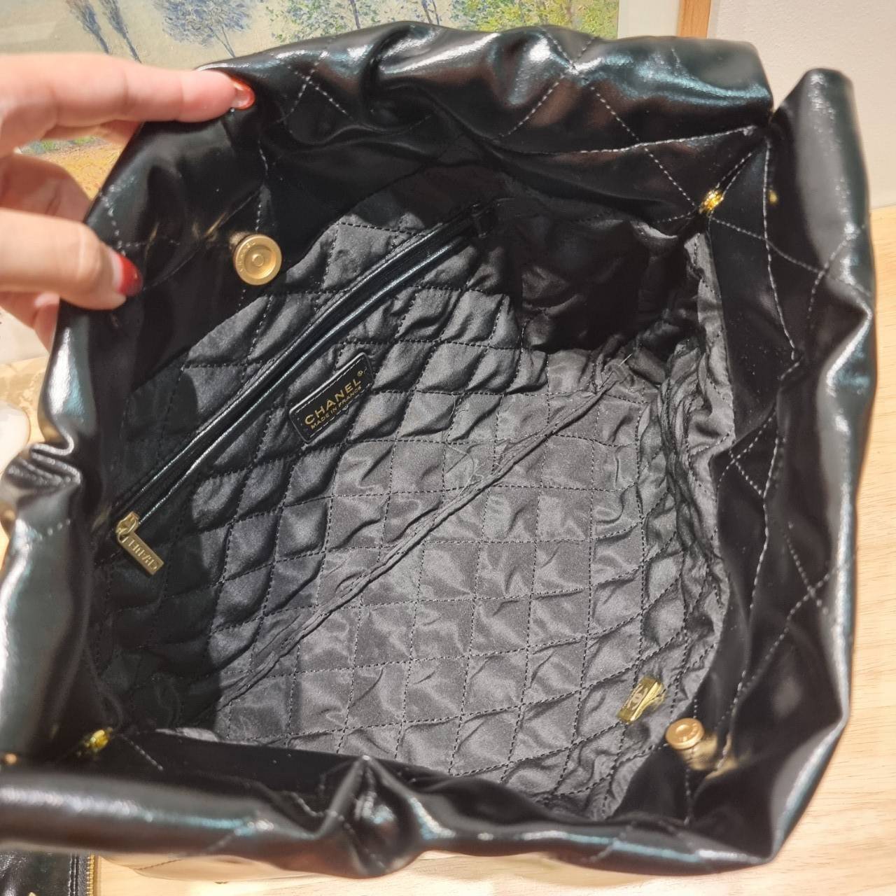 Chanel 22 horizontal bag แรงเกินต้านที่สุดกับไอเท็มนี้ ที่สาวๆหรือใครๆก็ต้องมี มาในไซส์ใหญ่ รูปทรงใช้ง่ายขึ้น แต่ยังจุได้หนักๆเหมือนเดิม ดูหรูหรา เกินเรื่องที่สุด