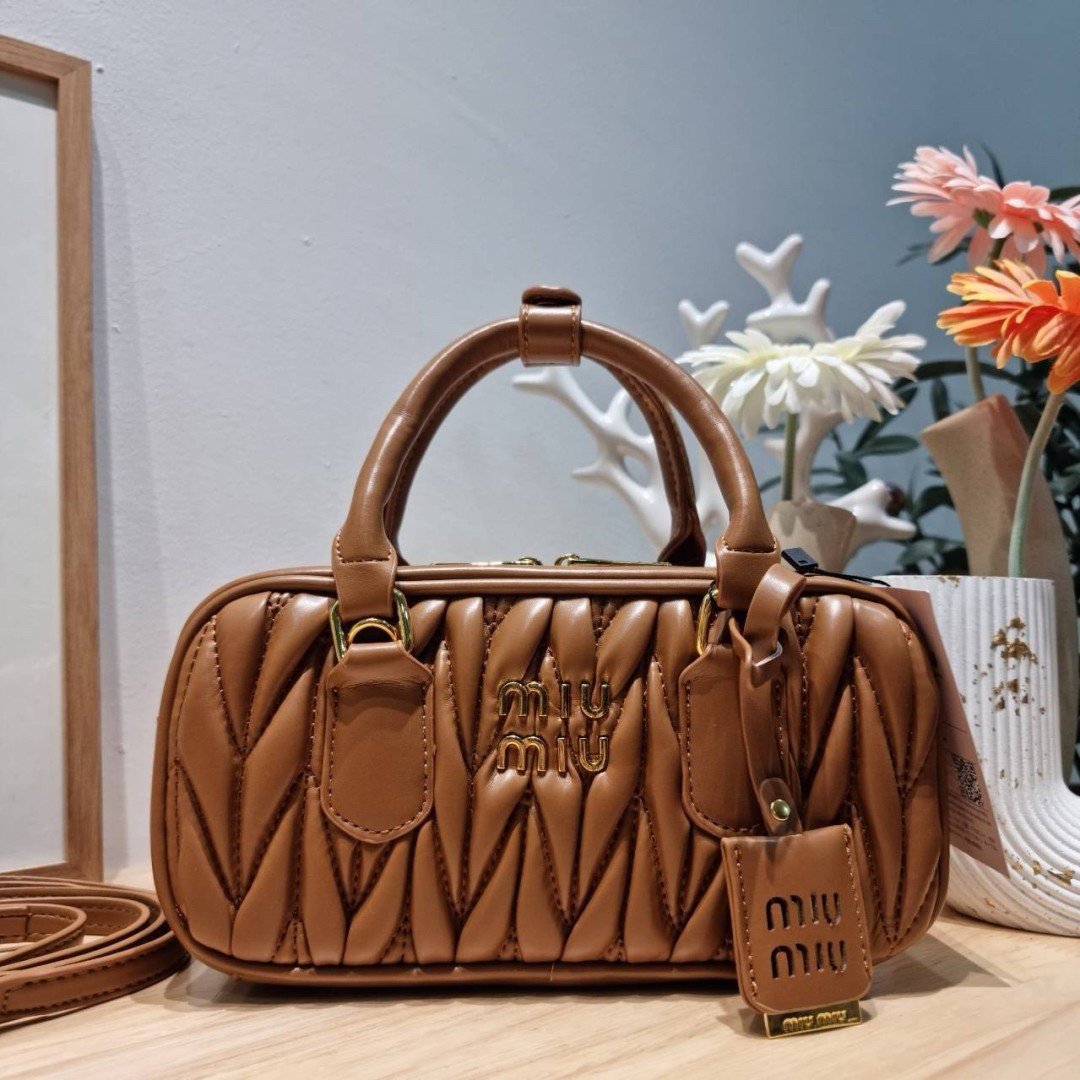MIU MIU ARCADIE METELASSE LEATHER BAG กระเป๋าถือ/สะพายสุดชิค คุ้มมากไม่อยากให้พลาดน้า