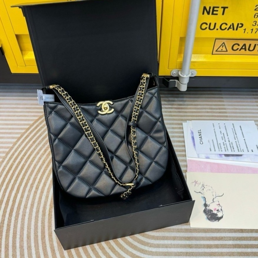 Chanel 22K Hobo Shoulder Bag กระเป๋าสะพายทรงโฮโบทรงสวย หนังเรียบหรูหรา อะไหล่ทองวินเทจ ประดับโลโก้แบรนด์สุดหรูด้านหน้า