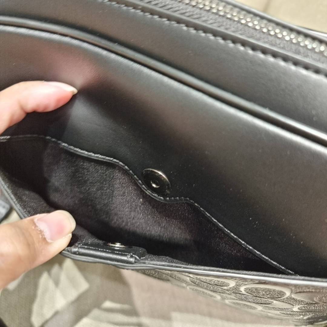 COACH F28455 CHARLES CAMERA BAG IN SIGNATURE LEATHER รุ่นสุดฮิตที่หนุ่มๆเค้ารู้กัน กับกระเป๋าสะพายข้างทรงแมสเซนเจอร์ ที่อัพเลเวลความหรูด้ายลายปั๊มซิกเนเจอร์นูน บนวัสดุหนัง crossgrain ตัดสลับด้วยหนังแท้ สัมผัสดีทั้งใบ มีช่องซิปให้ด้านหน้า และช่องย่อยด้านหล