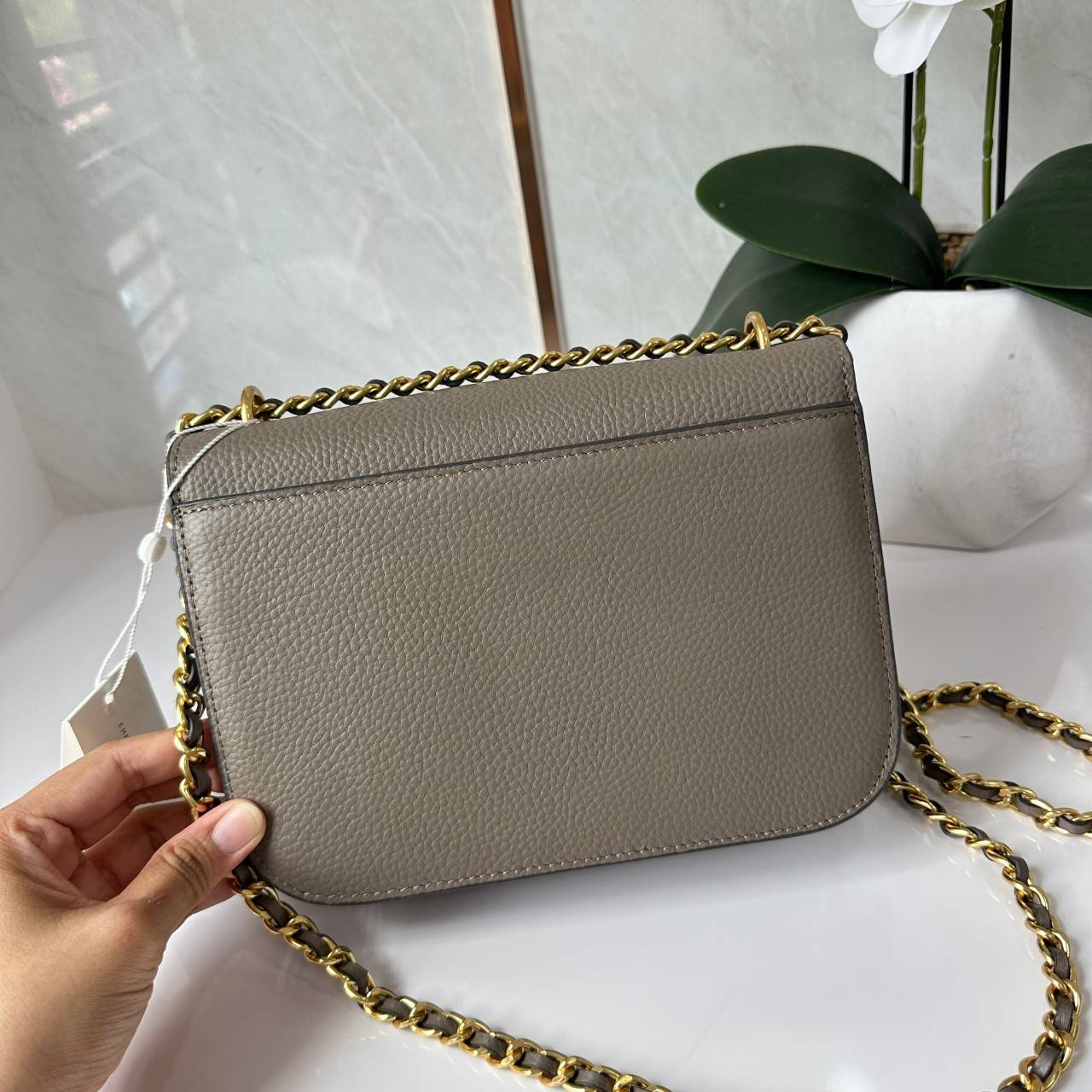 Tory Burch Britten Small Convertible Shoulder Bag คอลเลคชั่นใหม่สุดเรียบหรู กระเป๋าสะพายไหล่หรือสะพายข้าง วัสดุหนังอย่างดี ภายในแบ่งช่องเป็นสัดส่วน