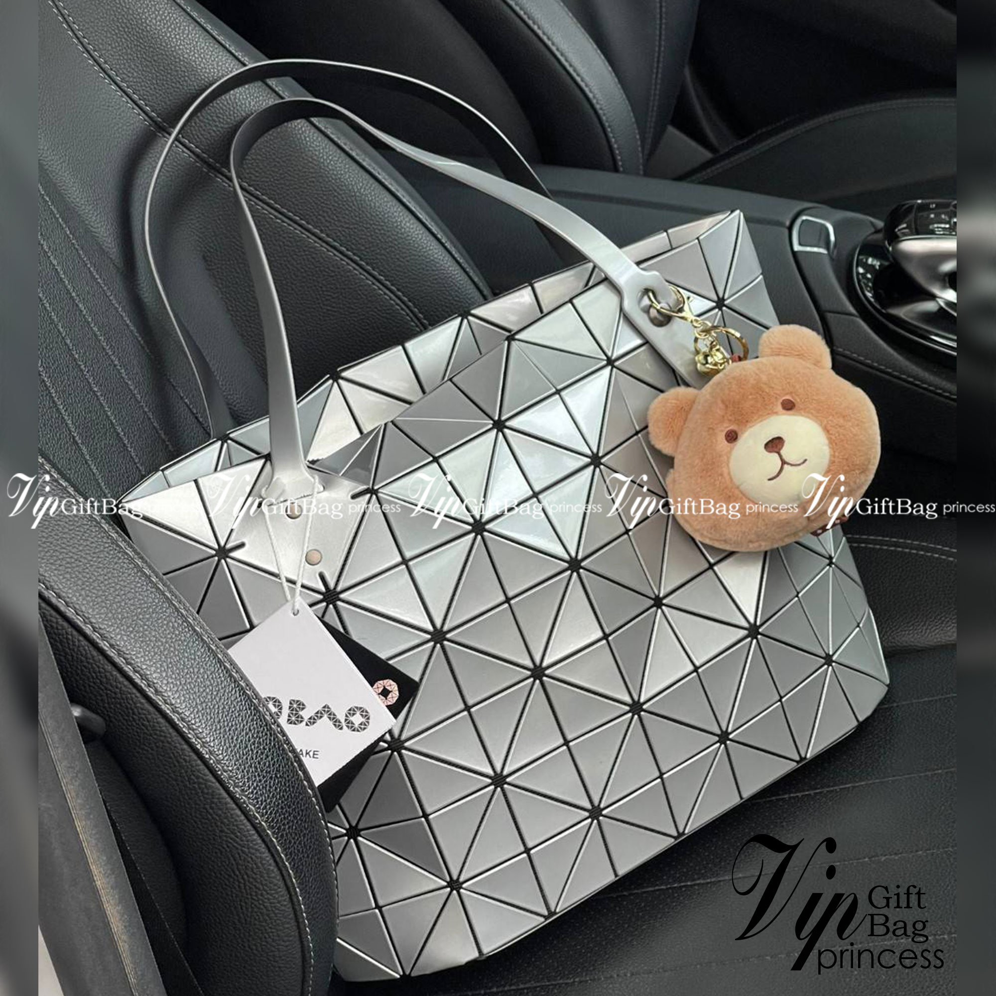 Bao Bao Issey Miyake ROCK MATTE ซีรีส์นี้จะเป็นทรงสี่เหลี่ยมผืนผ้า มีซิปปิดด้านบน ถือเป็นรุ่นที่เหมาะกับการใช้งานในชีวิตประจำวัน สามารถพับมุมและบริเวณด้านล่างของกระเป๋าเพื่อเพิ่มความสะดวกสบายในการใช้งาน ทั้งยังช่วยให้วางกระเป๋าในแนวตั้งได้อีกด้วย แผ่นต่อส