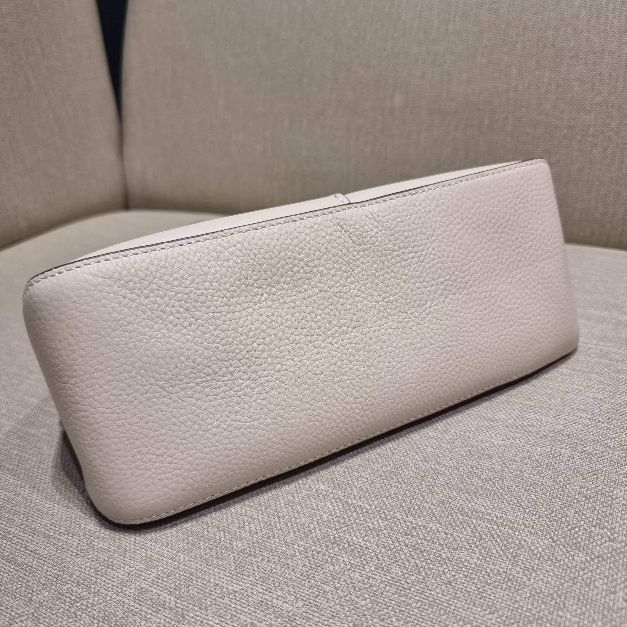 TORY BURCH MCGRAW WEDGE กระเป๋าสะพายไหล่ ทรงสวยไม่ซ้ำ ไม่เกร่อ!! สะดวกใช้งาน ดีไซน์เรียบแต่แฝงความหรู และคลาสสิคในตัว วัสดุหนังลูกวัว สัมผัสดี สวยคม เปิด-ปิดด้วยซิป ภายในเป็นช่องโล่ง มีช่องย่อยเก็บบัตร มาพร้อมสายสะพายในตัว ปรับได้อีกเล็กน้อย ไอเท็มนี้เหมา