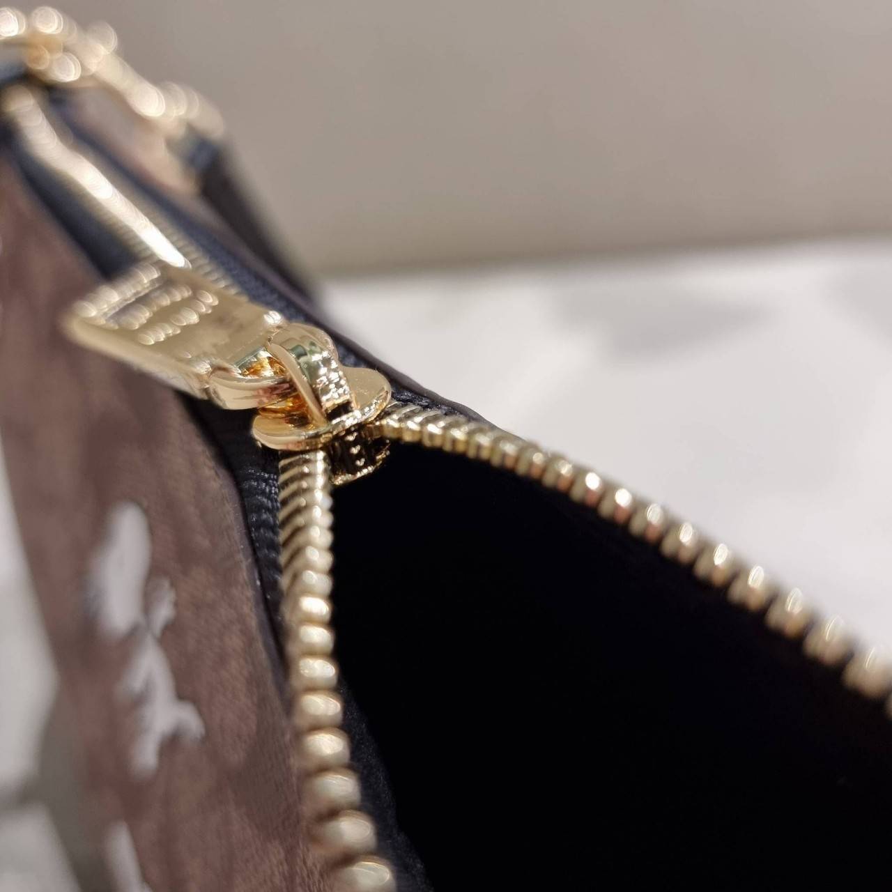 OUTLET 】COACH F36674 TOP HANDLE POUCH IN SIGNATURE WITH SNOOPY PRINT คอลเลคชั่นใหม่ ในสไตล์พอช มาให้ช้อปก่อนใครในไทยจ้า น่ารักน่าใช้ไปอีกกับกระเป๋าสะพายทรงฮิตตลอดกาล ด้วยดีไซน์ที่ออกมาให้ใช้งานได้ง่าย ขนาดกำลังเหมาะ วัสดุแคนวาสทนทาน ดีไปหมดขนาดนี้!! คุณลู