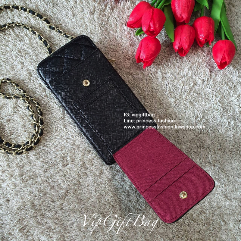 NEW ARRIVAL!! CHANEL VIP GIFT WOC BAG กระเป๋าสตางค์คล้องคอ/ Crossbody ที่กำลังมาแรงมาในตอนนี้ ตัวกระเป๋าเป็นกระเป๋าสตางค์หนังพียูลาย CAVIER **อะไหล่ทองทั้งใบ ด้านหน้าใส่ iphone+ ได้ เปิดปิดด้วยกระดุมแม่เหล็ก สามารถใส่บัตรได้อีก4ใบด้านใน พลิกมาด้านหลังมีช่