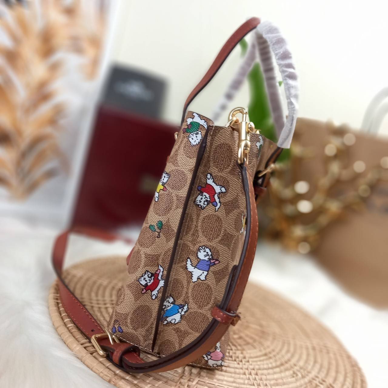 ไม่หลงรัก ทำไงไหว!! COACH MOLLIE TOTE 25 IN SIGNATURE CANVAS WITH SNOOPY (COACH C4250) กระเป๋าถือ กระเป๋าสะพาย รุ่นฮิต พิมพ์ลาย น่ารักเกินเบอร์ได้อีก// ขนาดเหมาะมือ มีสายสะพายยาว ถอดและปรับระดับได้ //วัสดุแคนวาส ผสมหนังแท้ ขึ้นทรงสวย ลาย SIGNATURE ด้านในโ