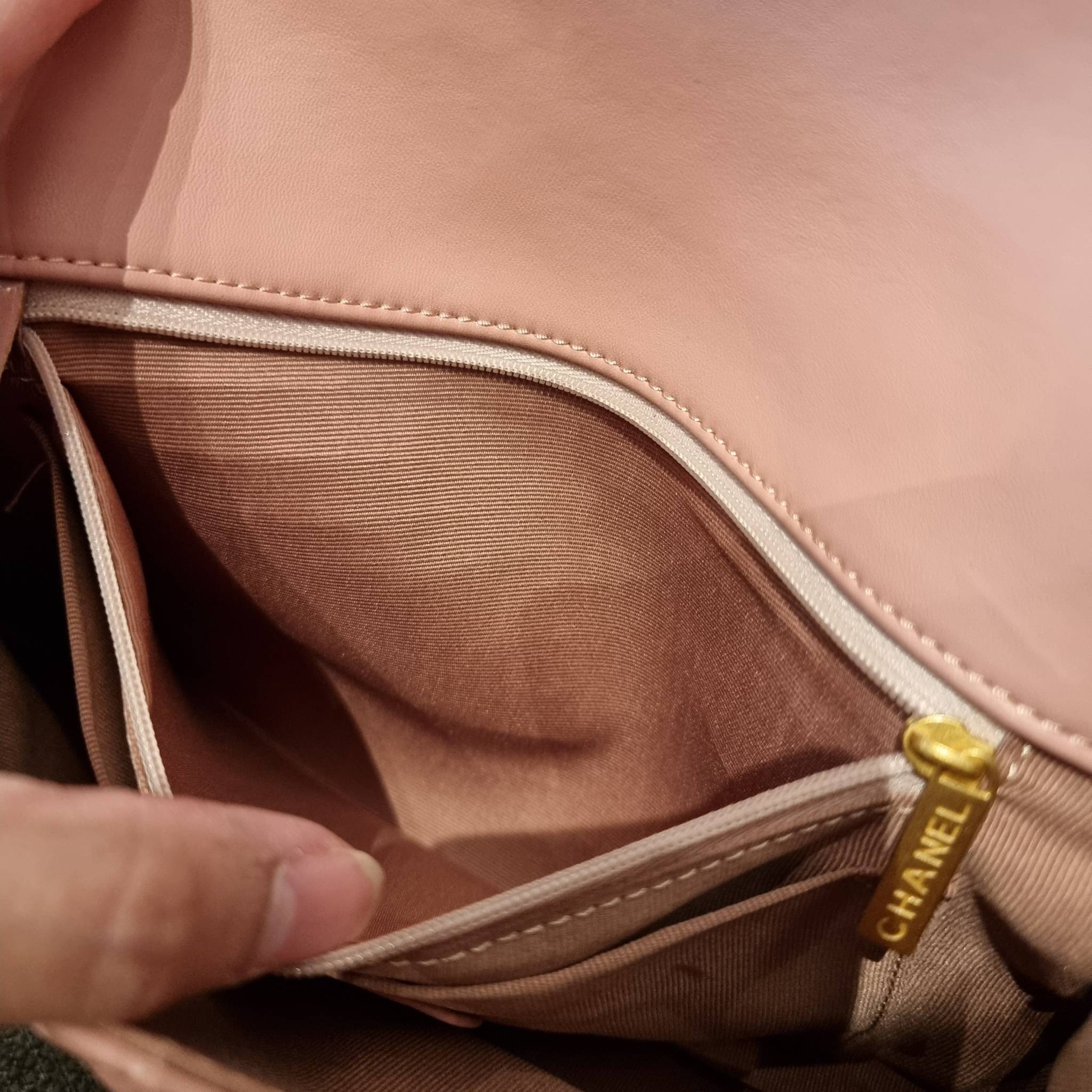 VIP 】สวยหรูพร้อมเสิร์ฟ!! กับไอเท็มสุดเลิฟจาก Chanel กระเป๋าสะพายที่สุดของความคุ้มค่า วัสดุหนังแกะนิ่มเต็มใบ เปิด-ปิดกระเป๋าด้วยตัวบิดล็อค ภายในกระเป๋าบุผ้าสวยหรู มีช่องโล่งกว้างจุของได้สบาย ใส่โทรศัพท์ กระเป๋าสตางค์ได้ มีช่องซิป 1 ช่อง ช่องย่อย 1 ช่อง ดีเ