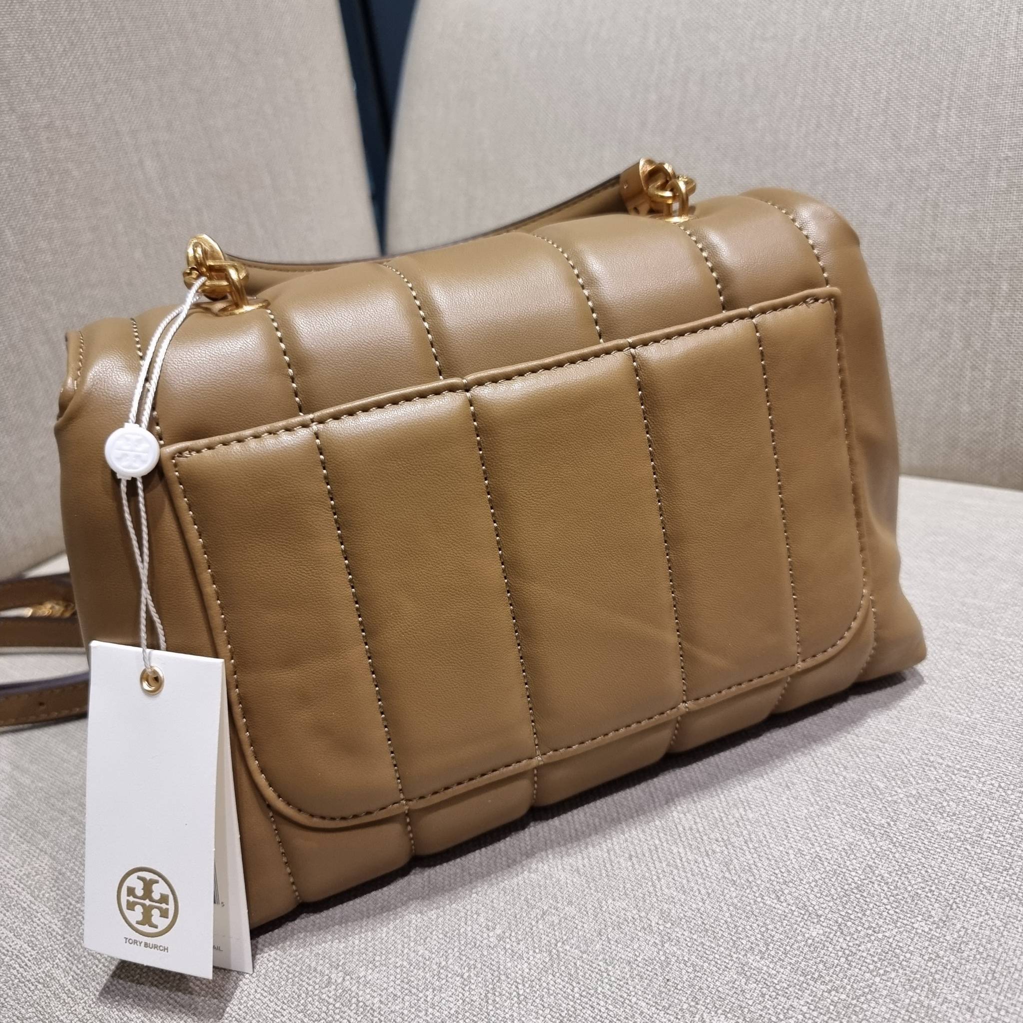 TORY BURCH KIRA QUILTED SMALL SATCHEL มาแล้วด่วนๆ!! กับคอลที่ปังไม่ไหว พร้อมเสิร์ฟสีคลาสสิค กระเป๋าถือ/สะพาย ทรงสวย สะพายคล่องตัว หนังแท้ ดีไซน์บุนวม เส้นคมสวยหรู วัสดุหนังแกะ สัมผัสดีงาม นิ่มมือ เปิด-ปิดด้วยอะไหล่บิดล็อค ภายในเป็นช่องโล่ง มีช่องซิป ใส่ขอ