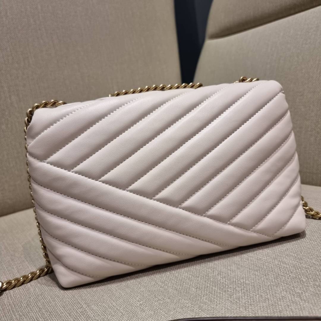 TORY BURCH KIRA CHEVRON CONVERTIBLE SHOULDER BAG (SMALL / MEDIUM) กระเป๋าสะพายรุ่นยอดฮิต ไซส์คลาสสิค ที่ใช้ยังไงก็ดูหรู ดีไซน์เฉพาะตัว วัสดุหนังแกะ สัมผัสนิ่ม เปิด-ปิดด้วยกระดุมแม่เหล็ก ภายในเป็นช่องโล่ง ใส่กระเป๋าสตางค์ มือถือ เครื่องสำอางค์ พาวเวอร์แบงค