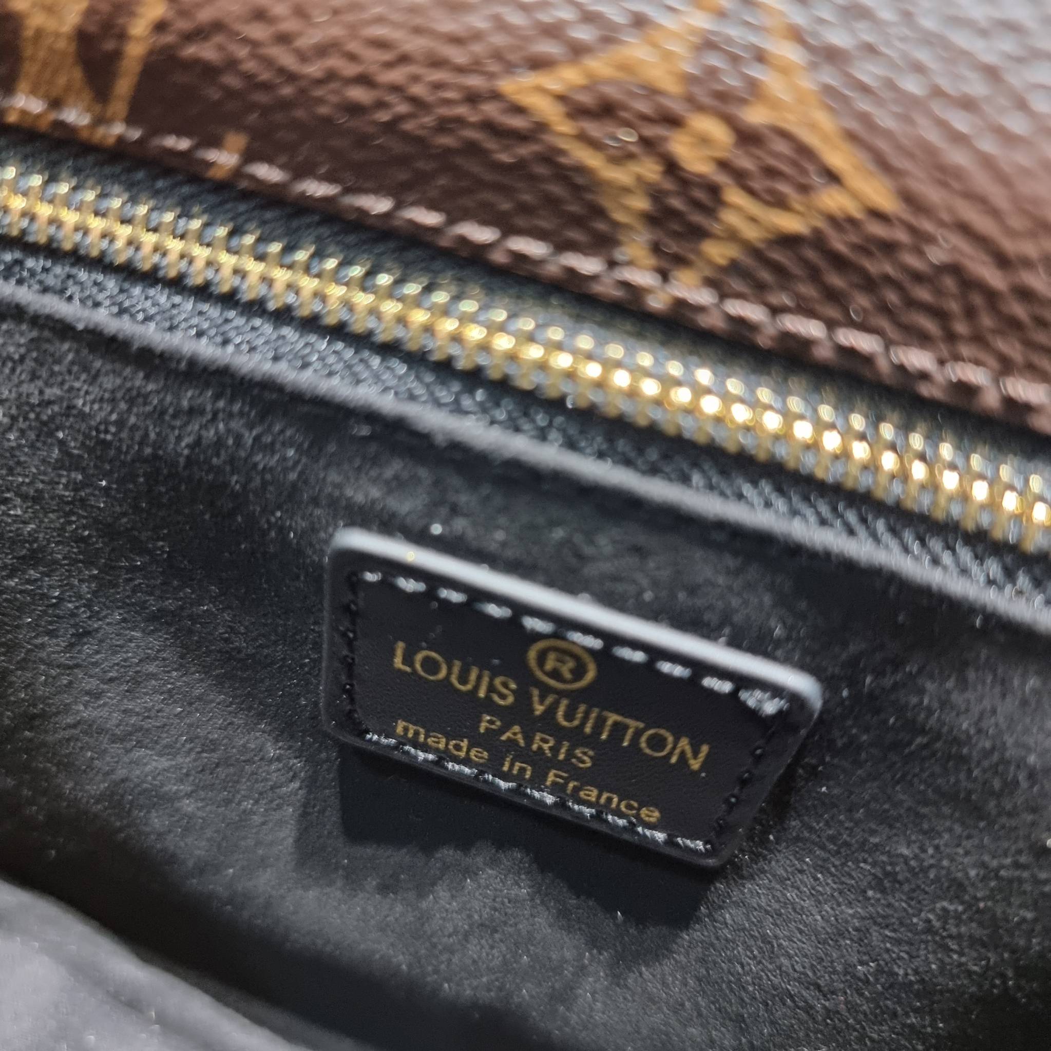 LV EDEN FLEECE bag / LV CROSSBODY HAND BAG กระเป๋าสะพายดีไซน์ใหม่ แรร์ไอเท็มที่สาวๆต้องมี! ดีไซน์ตกแต่งขนฟูนุ่ม วัสดุหนังแคนวาส เปิด-ปิดกระเป๋าด้วยอะไหล่กดล็อค ภายในเป็นช่องโล่ง มีช่องซิปแยก มีหูจับในตัวและสายครอสบอดี้มาให้ ใช้งานง่าย เหมาะกับทุกสไตล์การแ