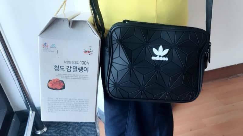 Adidas mini Airline bag กระเป๋าสะพายข้างแนว sport วัสดุด้านหน้าเนื้อ matte ผสมหนังนิ่มค่ะ น้ำหนักเบา ด้านหน้าติดโลโก้แบรนด์ เปิดปิด กระเป๋าแบบซิป ภายในโล่ง ใส่ของจุพอประมาณค่ะ มีช่องซิป หนึ่งช่อง ด้านหลังมีอีก 1 ช่องซิป:สายสะพายปรัยได้ freesize ขนาดกำลังด