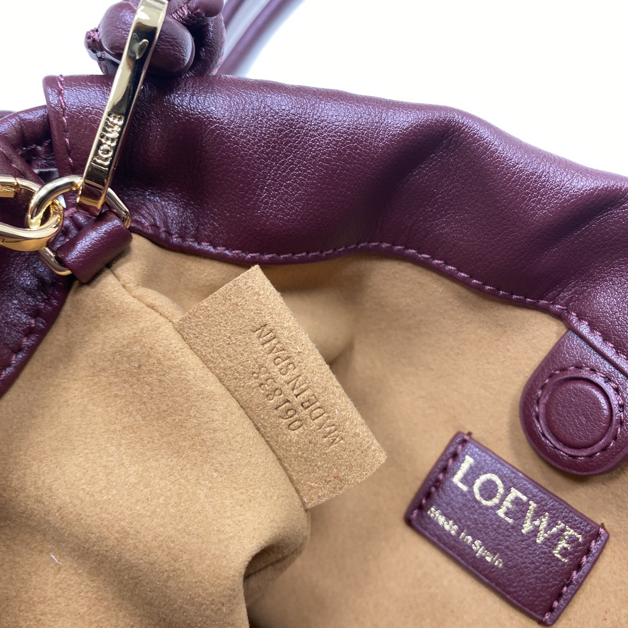 ORI หนังแท้ | LOEWE Mini Flamenco purse in mellow nappa leather / Loewe Bucket Bag กระเป๋าสะพายทรงบัคเก็ตไซส์มินิ หนังเรียบสวยหรู เรียบง่าย หนังแท้ผิวสัมผัสนุ่มมือ น้ำหนักเบาและนุ่มสบาย ดีไซน์จับจีบ เชือกผูกแบบปมโบราณ และสายโซ่รูปโดนัท