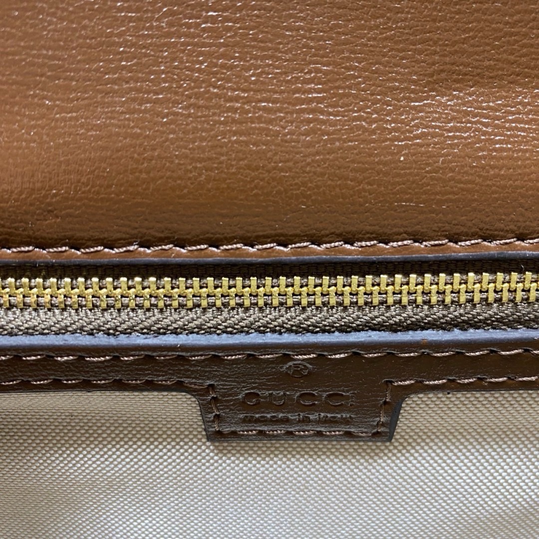 GUUCI GG Messenger Bag / guccipouch กระเป๋าสะพายทรงแมสเซ็นเจอร์วินเทจ พิมพ์ลายคมชัดโมโนแกรมแคนวาสกับไอเท็มที่หนุ่มๆต้องไม่พลาด รุ่น unisex ใช้ได้ทั้งชายหญิง ดีไซส์สวยเด่นเป็นเอกลักษณ์