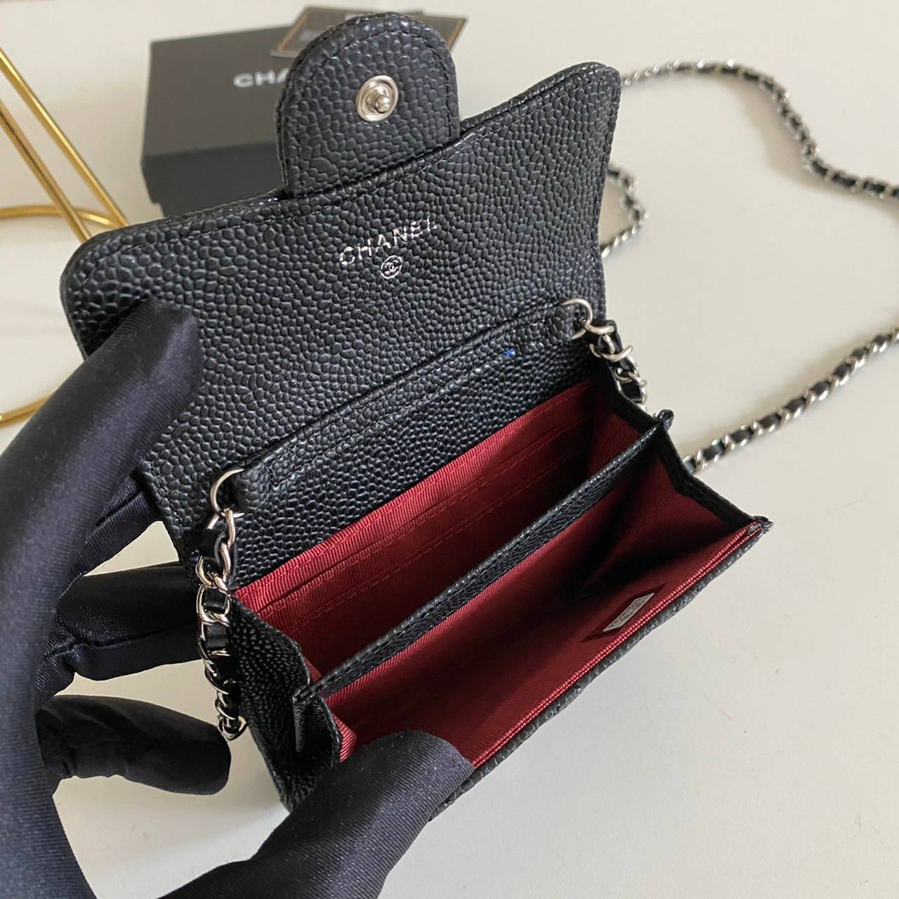 หนังแท้ Chanel wallet on chain / CHANEL BLACK CAVIAR BAG พร้อมส่งที่ไทย รุ่นยอดนิยมไอเท็มฮิตวัสดุหนังแท้คาเวียร์สวยคลาสสิคเปิดปิดด้วยฝาปิดกระดุมด้านหน้ามีโลโก้แบรนด์อะไหล่ทองสวยหรูดูดีมาพร้อมสายโซ่อะไหล่เงินและทองร้อยหนังจะสะพายไหล่ หรือ Crossbody ก็ดูดี 