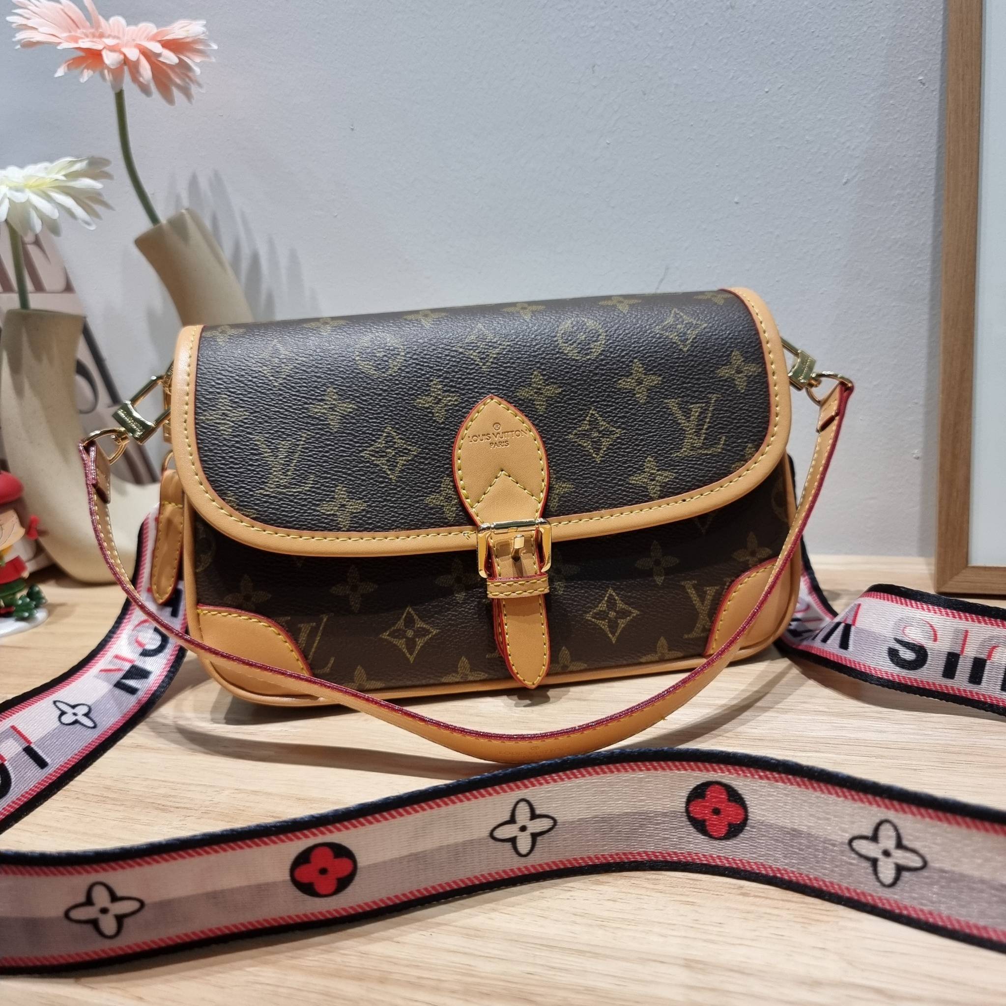 LV Diane Monogram Bag / LV multi handbag กระเป๋ามัลติฟังก์ชั่นสุดคุ้ม ดีไซน์ออกมาน่ารักน่าใช้มากๆ วัสดุหนังแคนวาส มีสายมาให้ถึง 2 แบบ สายหนังคล้องไหล่ได้ และสายสปอร์ตครอสบอดี้ได้ ปรับเปลี่ยนใช้ตามลุคแต่ละวันได้เลย