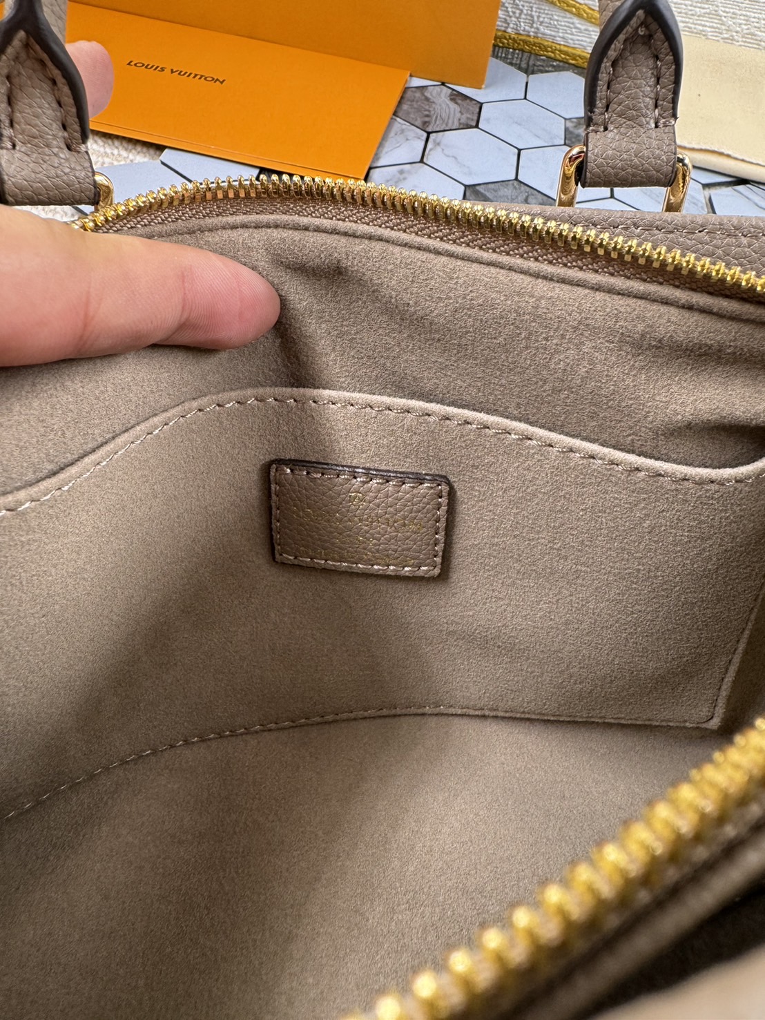 LV OnTheGo East West กระเป๋าทรงโท้ทดีไซน์ใหม่ สัดส่วนลงตัวงดงาม เกรดออริ 1:1 สลับแท้