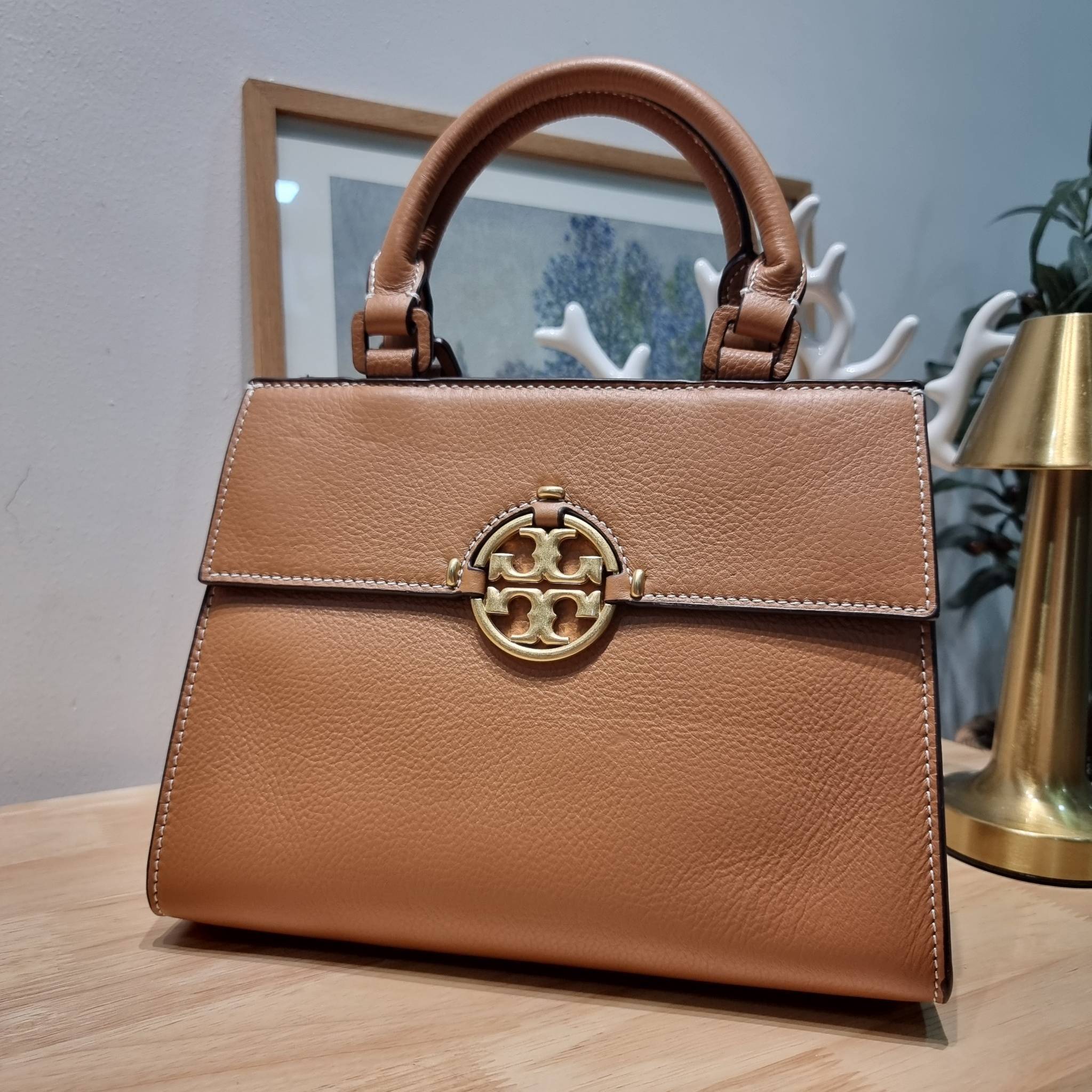 TORY BURCH MILLER TOP HANDLE SATCHEL ใหม่ล่าสุด กับกระเป๋าสะพายรุ่นยอดนิยม ที่มาในดีไซน์ top handle ให้สะดวกใช้ได้มากขึ้นด้วยหูจับในตัว โดดเด่นด้วยโลโก้สีทอง