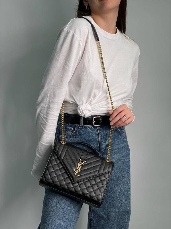 YSL envelope medium in matelassé leather shoulder bag กระเป๋าสะพายไหล่สุดฮอต โทนสีดำขับผิวสวยคลาสสิคตลอดกาล ทรงสวยดีไซน์เรียบหรู ดูติดแกลมสุดๆ โดดเด่นด้วยโลโก้ด้านหน้า เพิ่มดีเทลความผู้ดี