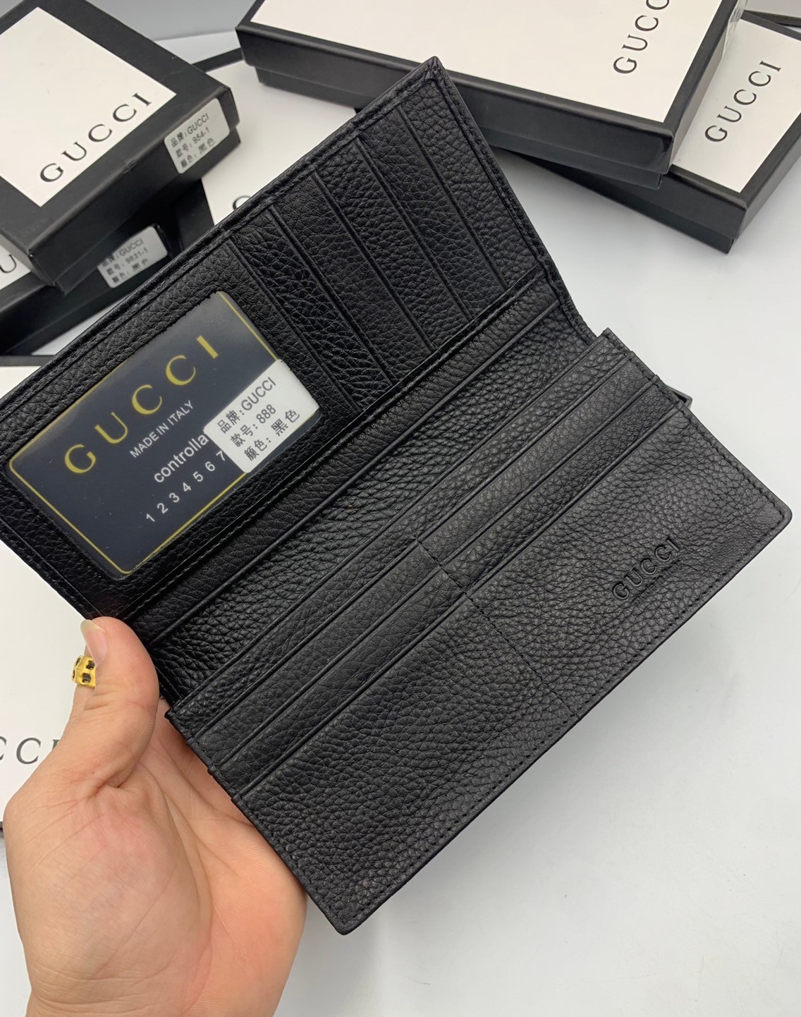 GUCCI MEN WALLET / GUCCI LONG WALLET / GUCCI WALLET กระเป๋าสตางค์ใบยาวผู้ชาย งานหนังแท้ ผสมผสานความสง่างามและคลาสสิกที่เข้ากับยุคสมัย ด้านหน้าโดดเด่นด้วยซิกเนเจอร์แบรนด์ เป็นอีกหนึ่งรุ่นที่ดาราเชเลปใช้กันเยอะมาก พร้อมส่งที่ไทย ภาพสินค้าถ่ายจากงานขายจริง ใ