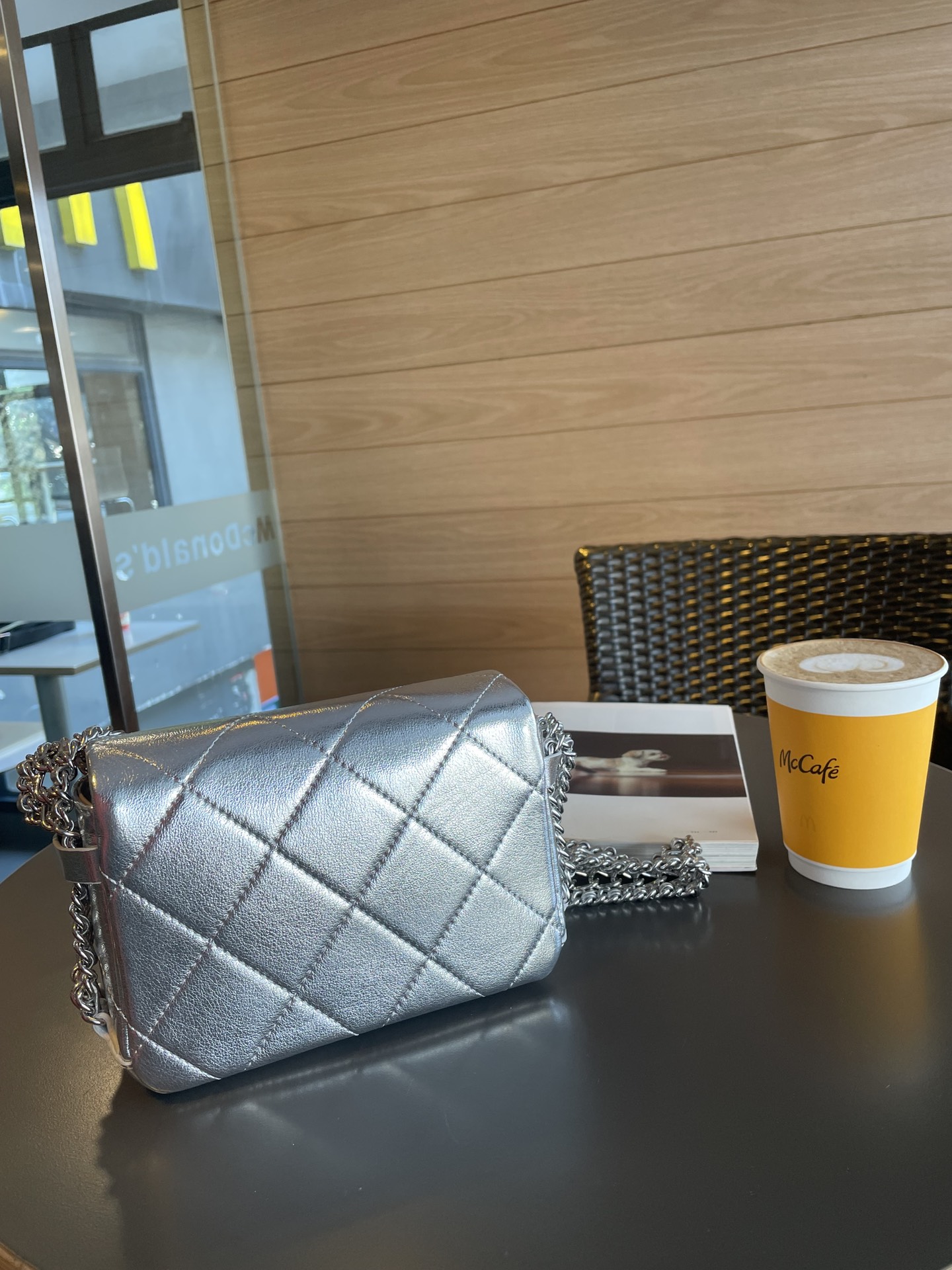 Chanel shoulder bag with chain 8" / Chanel Bag พร้อมส่ง กระเป๋าสะพาย สายโซ่อะไหล่เงินทบสามชั้น หรูหรา งานหนังเรียบสวย มาพร้อมกล่อง อปก ครบเซ็ท รอบนี้จัดราคาพิเศษสุดคุ้มค่ะ ใช้งานต่างประเทศได้ ภาพถ่ายจากงานขายจริง