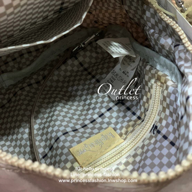 Kipling alber solid Convertible mini backpack (HD7349) กระเป๋าเป้ขนาดมินิ สไตล์3in1 ที่สามารถถือ/สะพายข้างหรือเป็นเป้ก็ได้ มีช่องซิปใช้งาน2ช่อง ภายในแบ่งเป็นช่องเล็กใส่ของจุกจิก ด้านหน้าเพิ่มช่องเล็กเปิดปิดด้วยกระดุมแม่เหล็ก มาพร้อมพวงกุญแจลิงขนปุกปุยและส