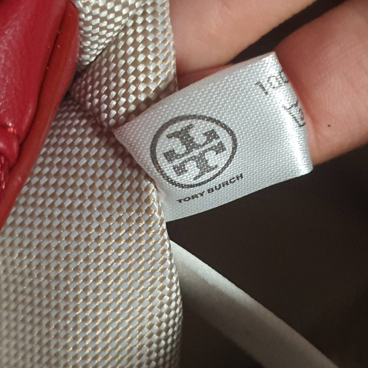 Tory Burch Kira chevron tote bag กระเป๋าทรง Tote สุดหรู ใบใหญ่ จุของได้เพียบ! วัสดุหนังแท้(Geniune Leather) หนังนิ่ม นุ่มมือมากกก มาพร้อมสายสะพายไหล่ต่อโซ่สลับหนัง อะไหล่ทองทั้งใบ ด้านข้างมีกระเป๋าเพิ่มทรงได้ ด้านในเปิดปิดด้วยกระดุมแม่เหล็ก มีช่องแบ่งใส่ข