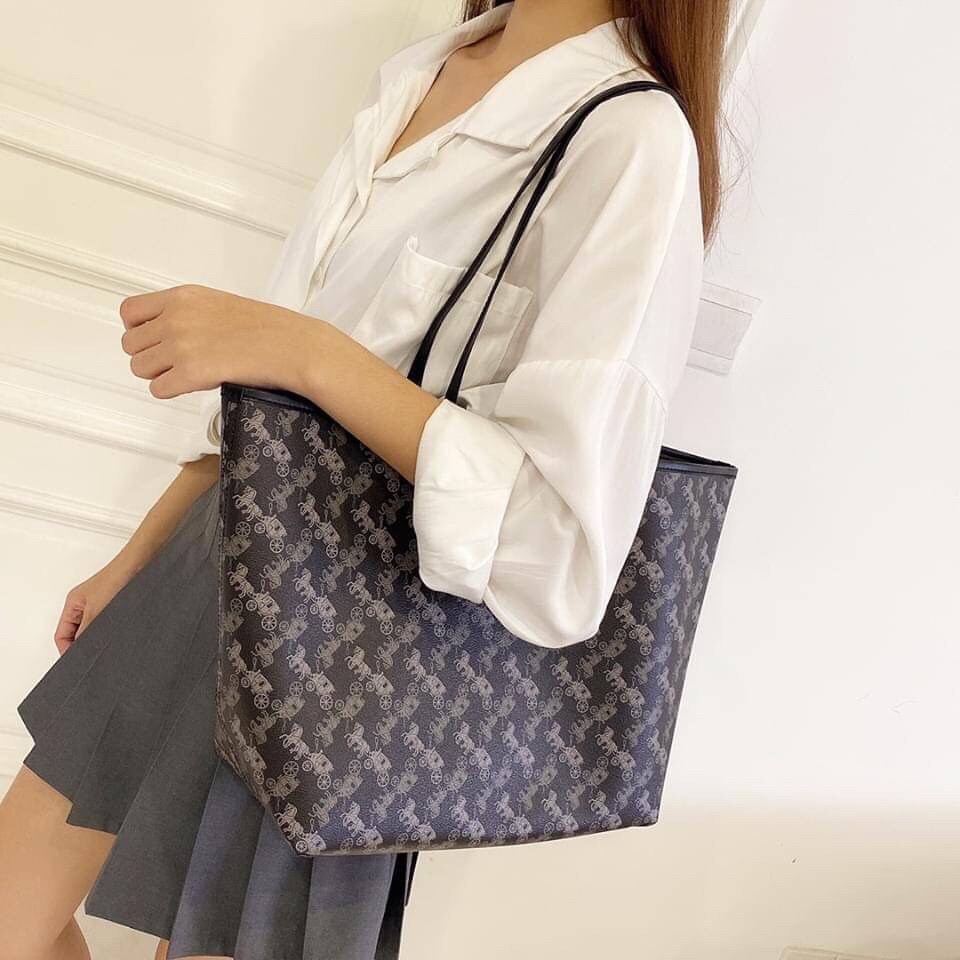 COACH 91107 REVERSIBLE CITY TOTE WITH HORSE AND CARRIAGE PRINT ใช้ได้ 2 ด้าน 🔺ทรง Tote รุ่นแนะนำค่ะ!! วัสดุ pvc อย่างดี นิ่มยวบตัวสวย ลายรถม้าทั้งใบค่ะ (ในไทยหายากค่ะลายนี้) 📌สามารถใช้ได้ทั้งด้านในและด้านนอกนะคะ สวยทั้ง2ด้านเลยทีเดียว เป็น