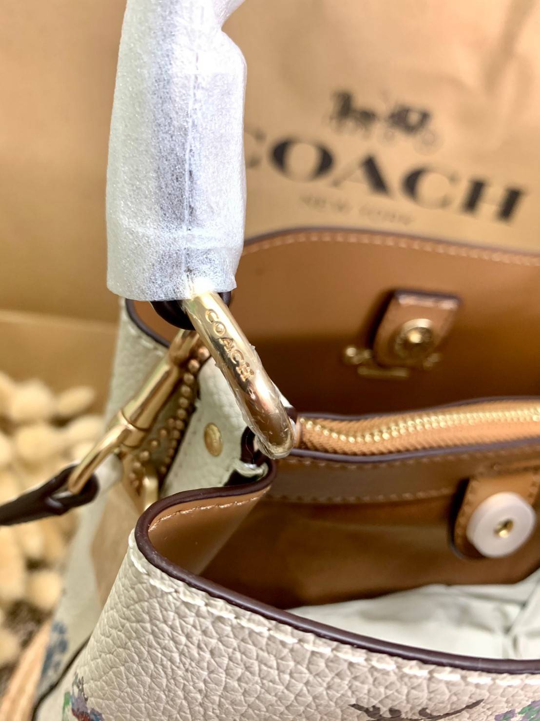 รุ่นฮิต รุ่นขายดี รุ่นที่สาวๆต้องมีค่ะ!! COACH SMALL TOWN BUCKET WITH DANDELION PRINT ((2310)) พร้อมส่งที่ไทยอีกครั้ง ห้ามพลาดค๊าาา😘 กระเป๋าทรงถัง หนังแท้ลายหนังสวยนิ่มอย่างดีค่ะ!