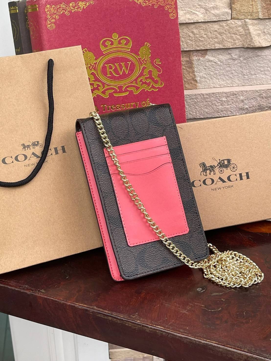 COACH PHONE CASE CROSSBODY BAG ((73486//76988//76357//39955//91046)) COACH NORTH/SOUTH CROSSBODY IN SIGNATURE CANVAS กระเป๋าใส่โทรศัพท์รุ่นนี้ มีความโดดเด่นทั้งดีไซน์และคุณสมบัติในการใช้งาน ด้วยลวดลายที่มีซิกเนเจอร์เป็นเอกลักษณ์แล้ว ด้านหลังยังมีช่องใส่กา