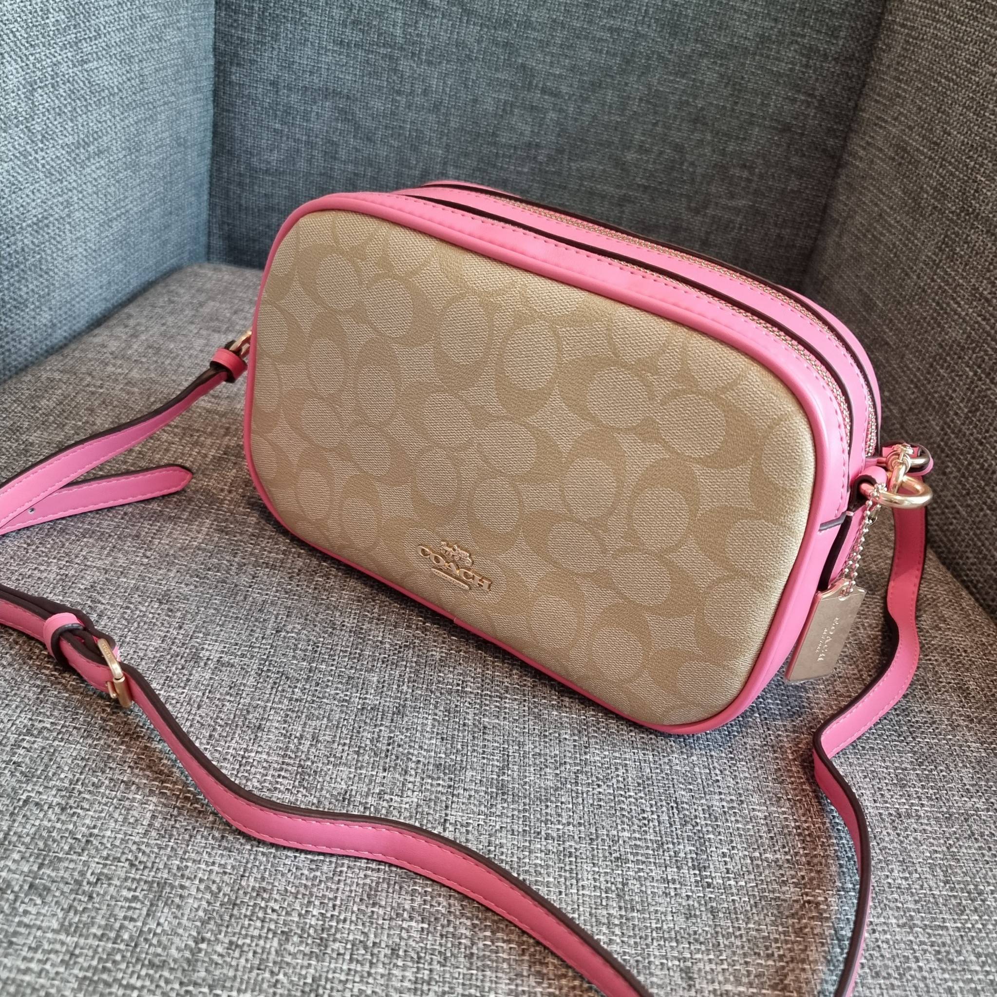 OUTLET 】COACH F68168 JES CROSSBODY IN SIGNATURE CANVAS รุ่นยอดฮิต!! กระเป๋าสะพายข้าง รุ่น 2 ซิป ใบใหญ่จุใจ สีคลาสสิคขายดี!! วัสดุหนังแคนวาสเคลือบลาย เปิด-ปิดด้วยซิป 2 ช่องหลัก ใช้งานง่าย ทรงสวยมากๆรุ่นนี้ มาพร้อมสายสะพาย crossbody ปรับได้ตามตัว ภายในใส่ขอ
