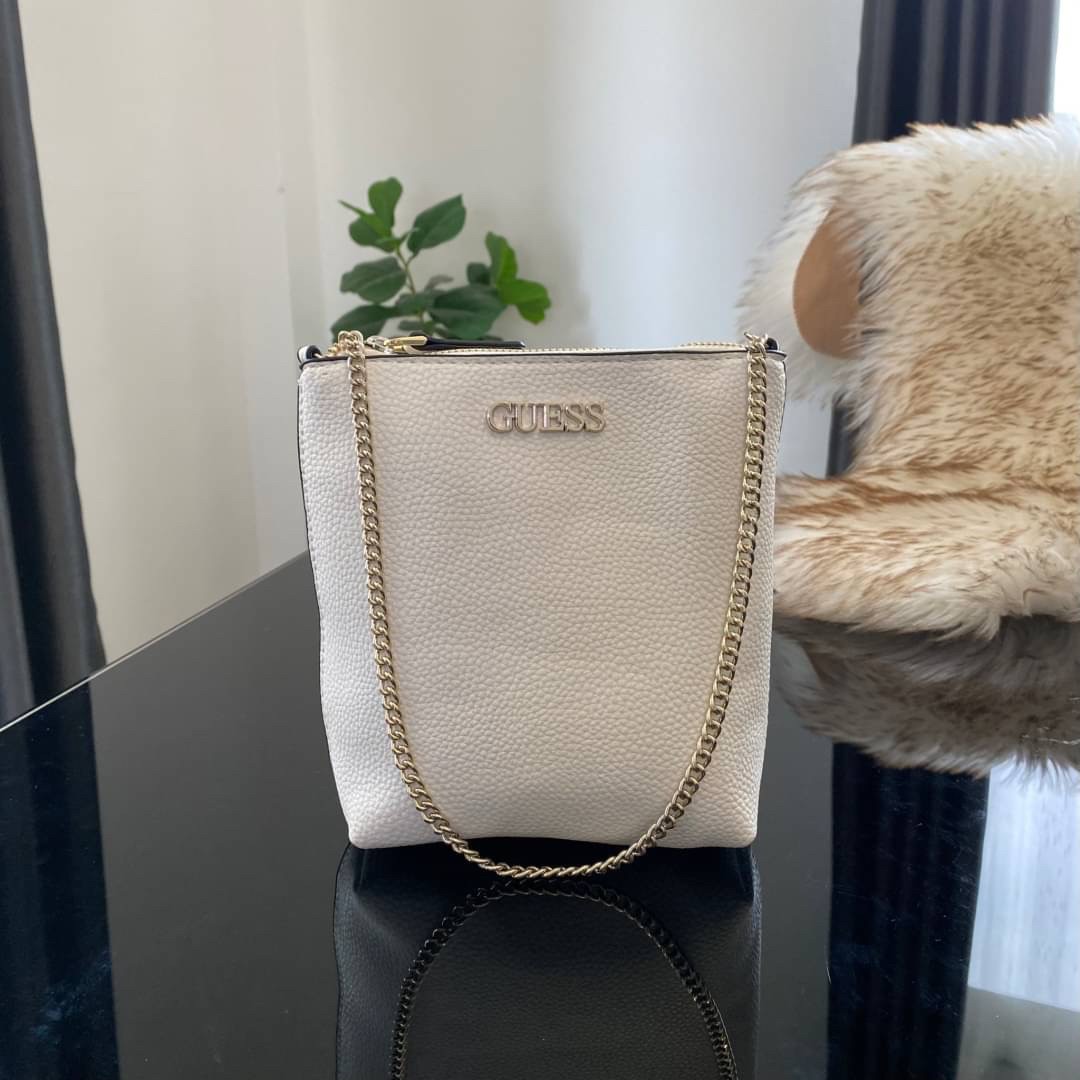 Guess Amara Bucket Handbag ซื้อ 1 ได้ถึง 2 กระเป๋ารุ่นใหม่ล่าสุดทรงถังสุดน่ารัก พิมพ์ลายรอบใบ วัสดุหนังนิ่มคุณภาพดี นิ่ม น้ำหนักเบา ด้านหน้าประดับด้วยโลโก้แบรนด์สวยโดดเด่น เปิด-ปิดด้วยด้วยตัวคล้องอะไหล่เงินสะดวกใช้ ด้านในโล่ง มีสายยาวปรับระดับได้มาให้ มาพ