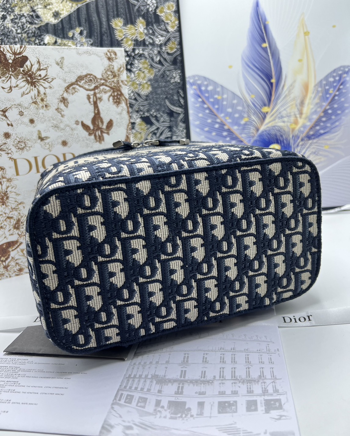 22cm Medium DiorTravel Vanity Case กระเป๋าใส่เครื่องสำอางใบกลาง จุของได้เยอะ มาพร้อมกับลวดลาย Oblique ปักอย่างประณีตและประดับด้วยสัญลักษณ์ Christian Dior Paris มาพร้อมสายสะพายและหูจับในตัว