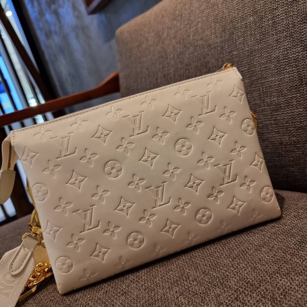 LV HANDLE POUCH MONOGRAM / LV Coussin กระเป๋าสะพายกึ่งคลัชท์ สุดล้ำ มาแรงมาก ด้วยความสวยปังตั้งแต่แรกเห็น วัสดุหนังแกะปั๊มลายสวยคม มาพร้อมสาย 2 เส้น เลิศๆ มีสายโซ่ที่มีดีเทลละเอียดไม่ซ้ำ และสายสปอร์ตครอสบอดี้ ที่จะคล้องไว้ทั้งสองเส้นก็ดีงาม หรือสลับใช้ตาม