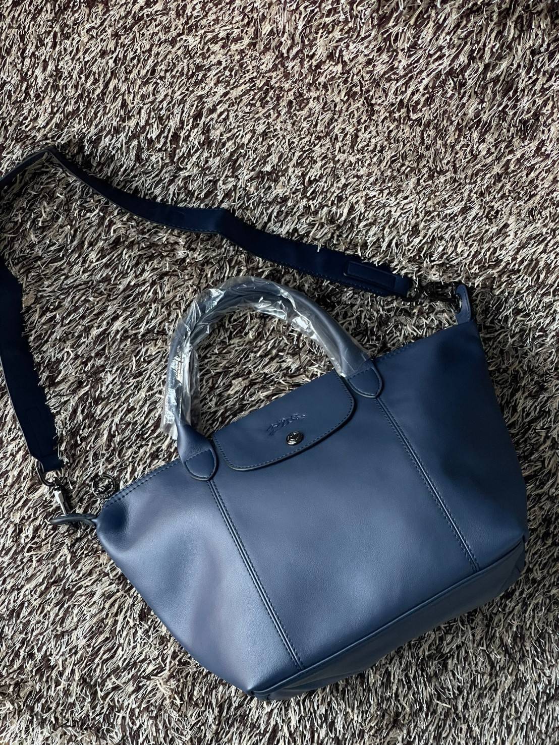 Longchamp Le Pliage Cuir Top handle bag S เรียกว่าเป็นกระเป๋าอีกหนึ่งรุ่นที่ไม่ว่ายังไงก็ฮอตฮิตและติดเทรนด์ตลอดไม่เคยเปลี่ยนกับ ทรง Le Pliage Cuir หนึ่งในตระกูลกระเป๋าสุดไอคอนิกจากแบรนด์
