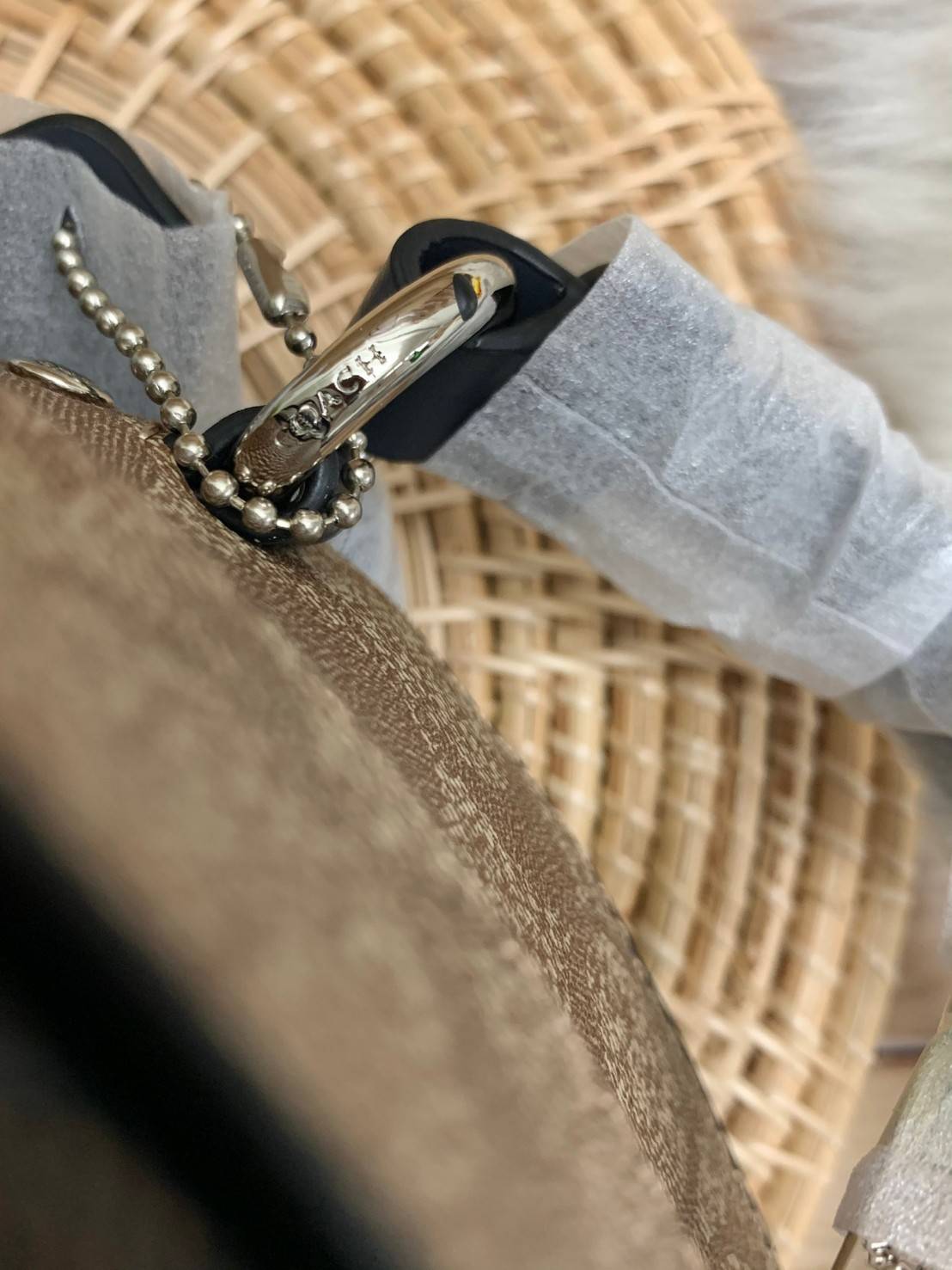 COACH JORDYN BACKPACK IN BLOCKED SIGNATURE ((76622//76624//76715)) พร้อมส่ง กระเป๋าสะพายหลังแบบมีหูหิ้ว หนังแท้ หนังนิ่มอย่างดีเลยค่า ด้านหน้ามีช่องซิปหนึ่งช่องสำหรับใส่ของจุกจิกนะคะ เปิดปิดช่องหลักแบบซิปคู่ หัวซิปมีหนังห้อยมาให้ ภายในกระเป๋าโล่งใส่สัมภาร