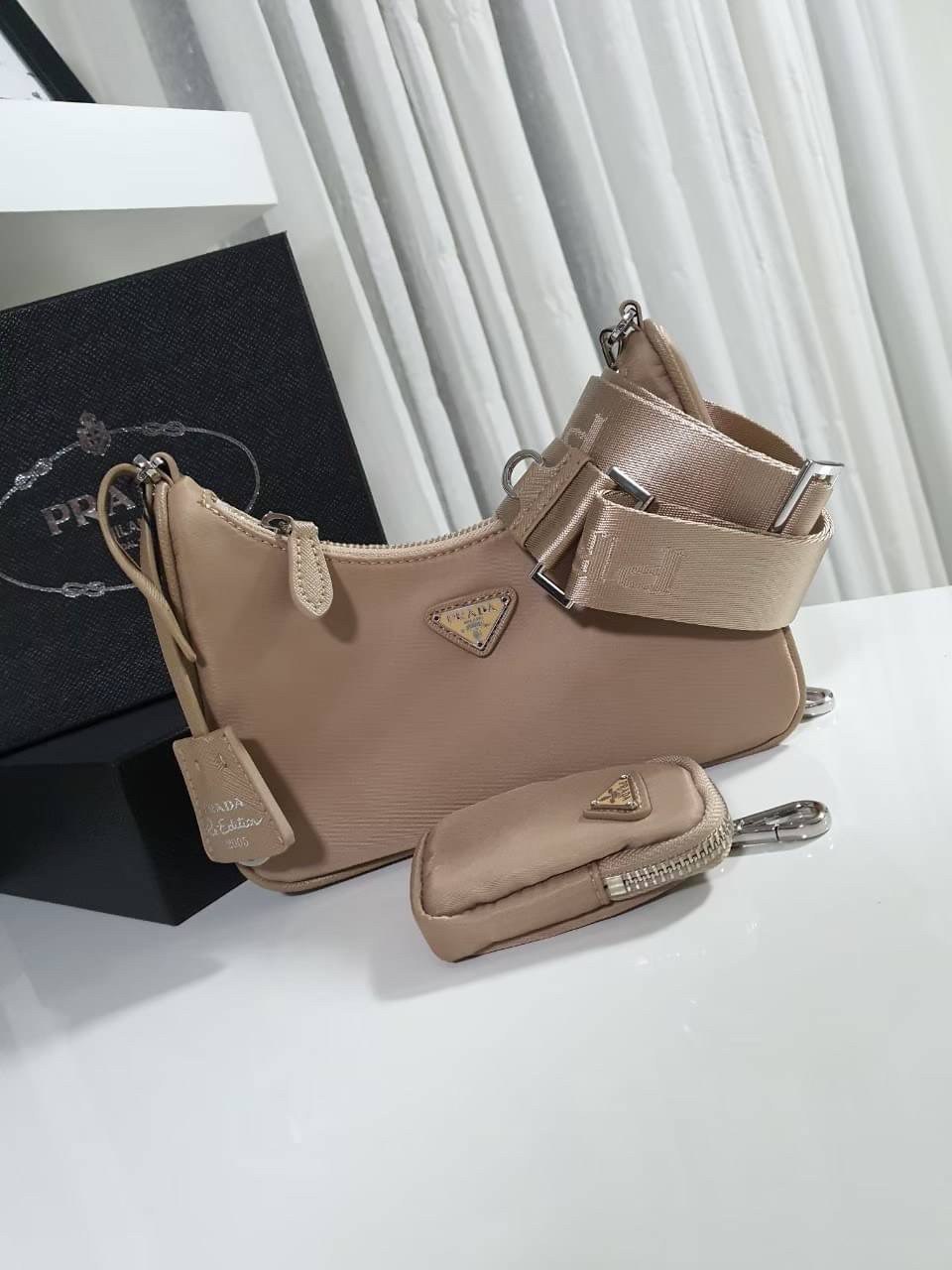 BEST SELLER!! **กำลังมาแรงมากค่ะ กับแบรนด์ PRADA ใบเดียวคุ้มมากค่ะ อุปกรณ์ ครบชุด **ซื้อ1ได้ถึง3ไอเท็ม ทั้งสายยาว และกระเป๋าใส่เหรียญ และป้ายแท็คหนัง อย่างดี **อะไหล่ปั้มแบรนด์แท้ทุกจุด วัสดุทำจากผ้า Nylon อย่างดี กันน้ำได้ อยู่ทรงสวย สามารถใส่กระเป๋าตังค