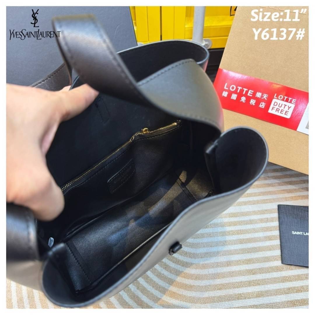 YSL Le 5 à 7 supple leather hobo bag รุ่นยอดฮิต ที่ใครๆก็ต้องมีครอบครอง กับกระเป๋าสะพายทรงโฮโบ หนังเรียบสวยมาก ขนาด 11" จุของได้สบายๆ สวยฟาดมากๆ ดาเมจคือร้อนฉ่าสุดๆ! ดีไซน์สุดคลาสสิค