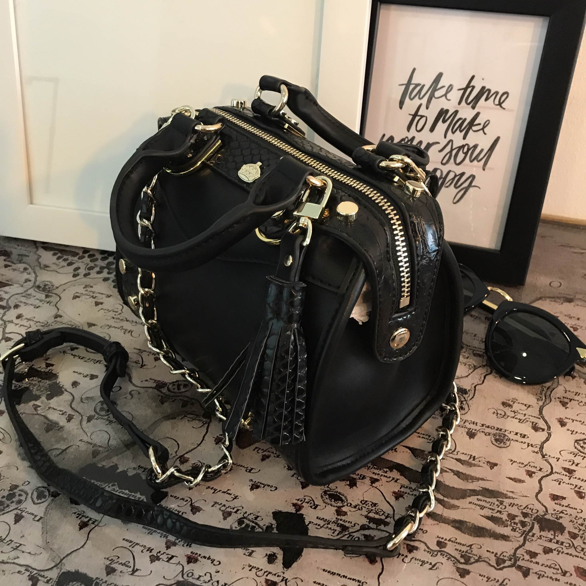 รุ่นใหม่ล่าสุด จากแบรนด์ KEEP ขนาด มินิ หนังสีดำ ตัดขอบลายงูสวยเกร๋ มากคะ ขนาดตอบทุกโจทย์การใช้งาน อะไหล่ทองตัดสีกระเป๋าทำให้ดูหรูขึ้น ตัวกระเป๋าขนาดกำลังดี จุของคุ้ม น้ำหนักเบา ดูแลรักษา มัน พร้อมสายสะพายยาว ภายในมีช่องซิป และช่องใส่ของจุกจิก 2 ด้าน เลยค